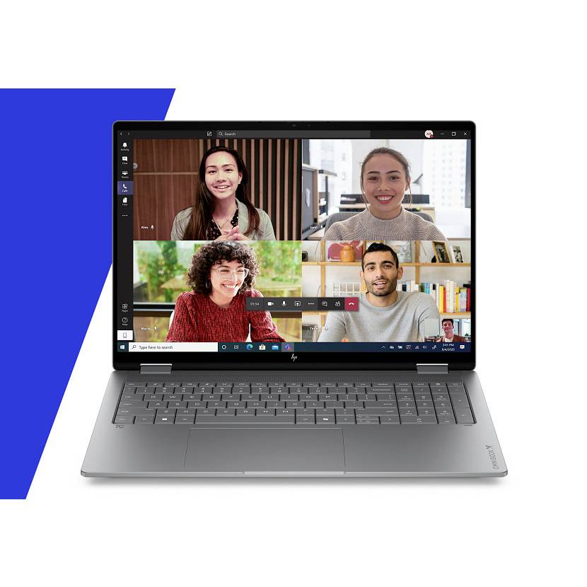 Laptop, auf dem eine Videokonferenz mit vier Personen in einem Rasterlayout angezeigt wird, mit sichtbaren Anrufsteuerelementen auf dem Bildschirm.