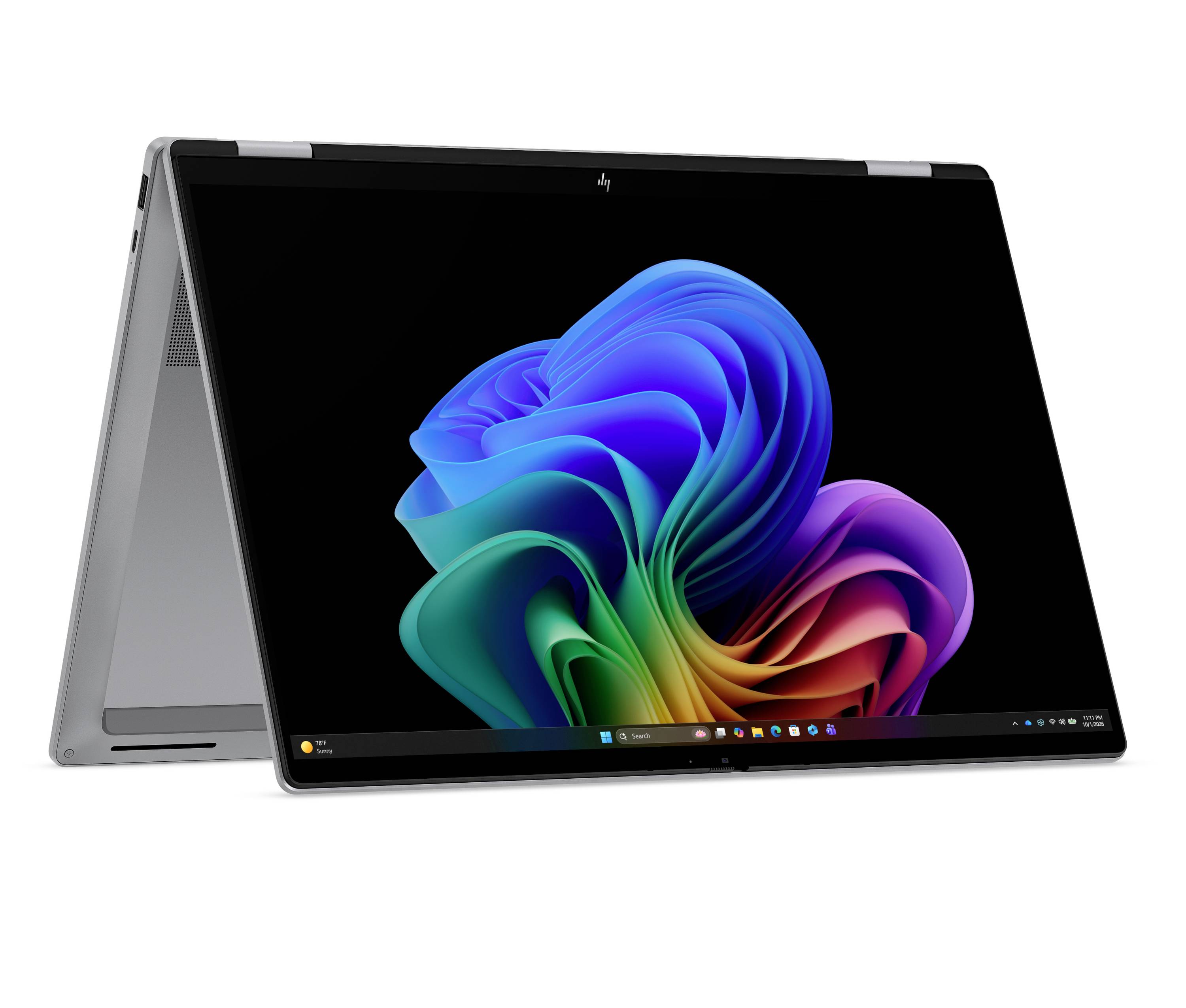 Ein silberner 2-in-1-Laptop im Zeltmodus, der auf einem schwarzen Bildschirm ein farbenfrohes abstraktes Windows-ähnliches Hintergrundbild anzeigt.