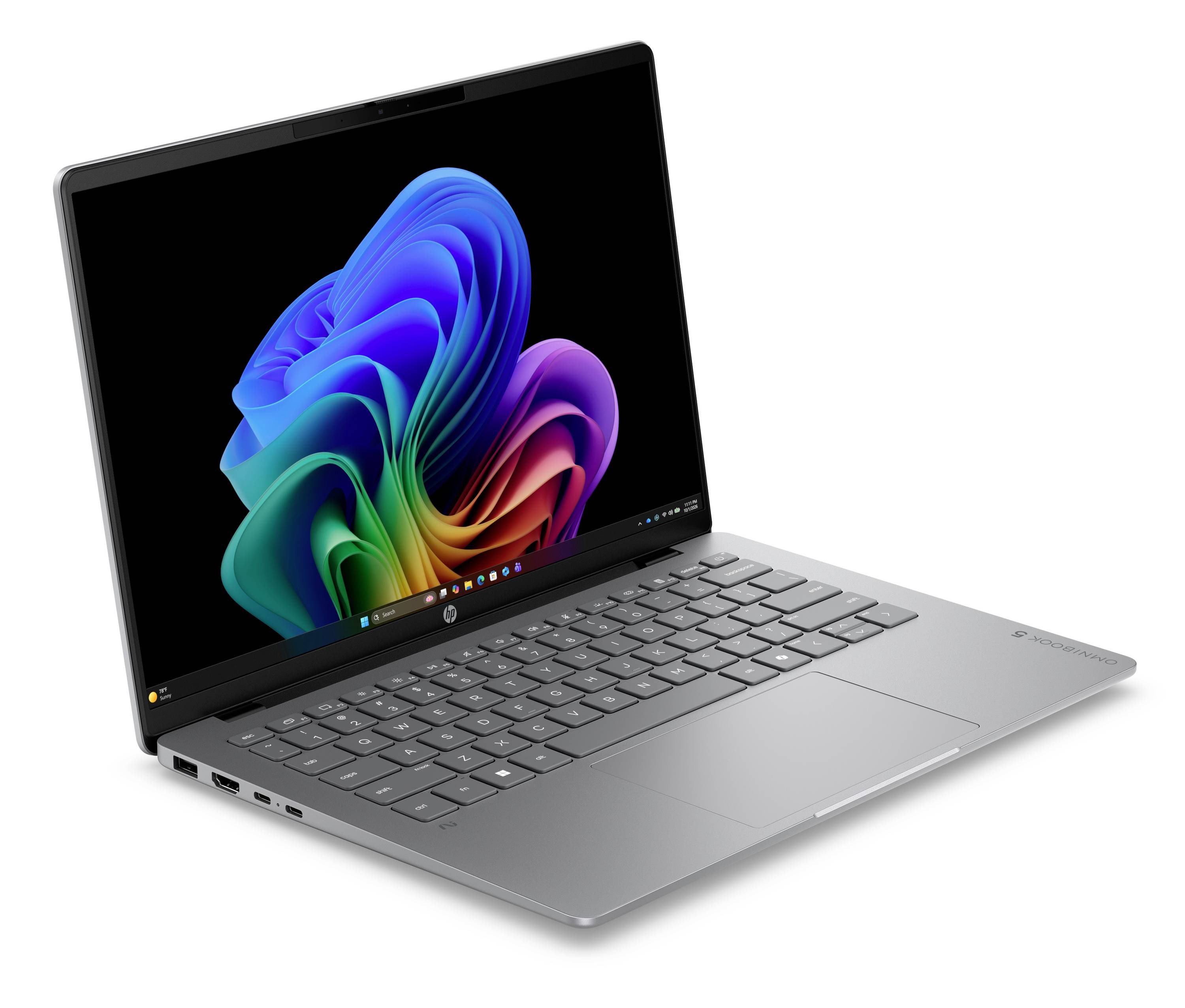 Silberner Laptop mit einer farbenfrohen abstrakten Wirbeltapete auf dem Bildschirm, aufgeklappt auf weißem Hintergrund dargestellt.