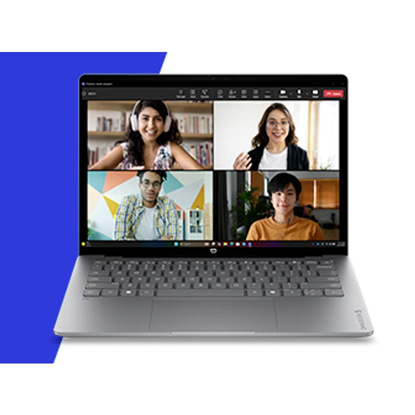 Laptop zeigt eine Videokonferenzschaltung mit vier Personen in einem Rasterlayout.
