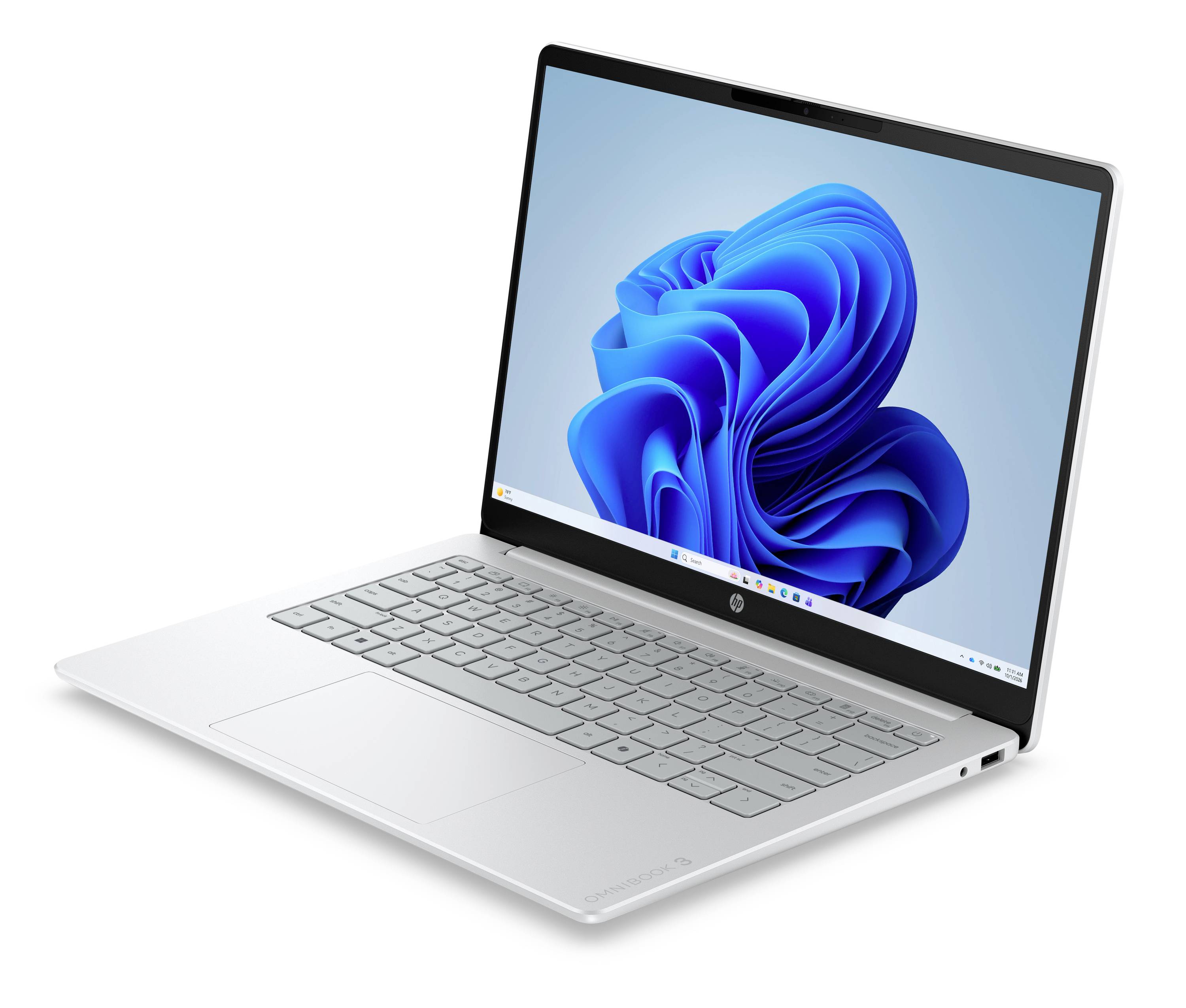 Silberner Laptop mit geöffnetem Windows-Desktop auf dem Bildschirm, in einem Winkel auf weißem Hintergrund dargestellt.