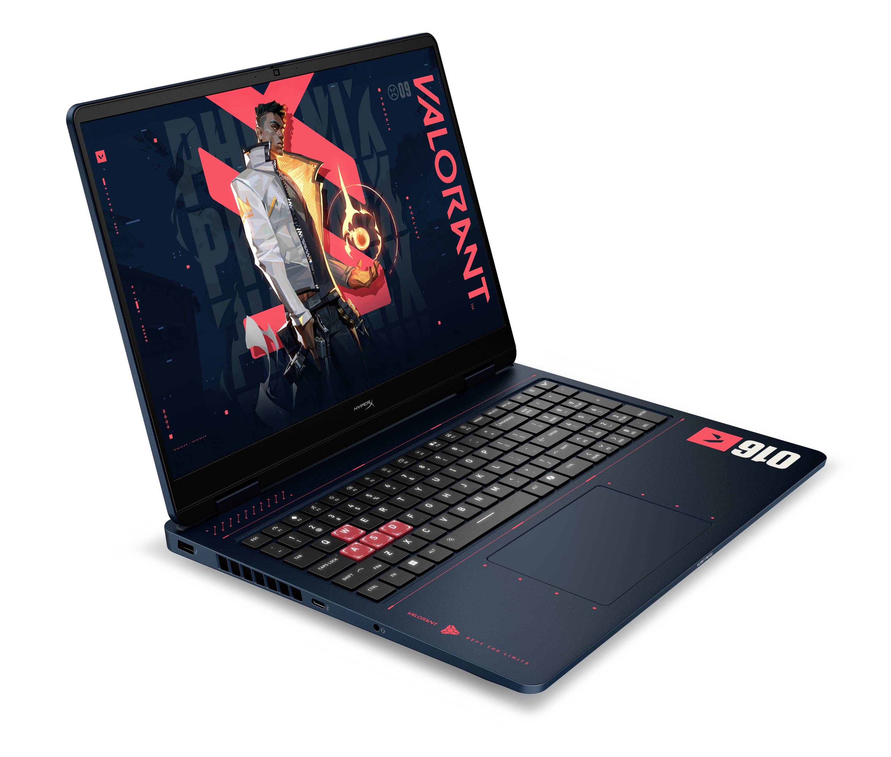 Gaming-Laptop im angewinkelten Zustand auf weißem Hintergrund, zeigt Valorant-Design auf dem Display, beleuchtete Tastatur und großes Touchpad.