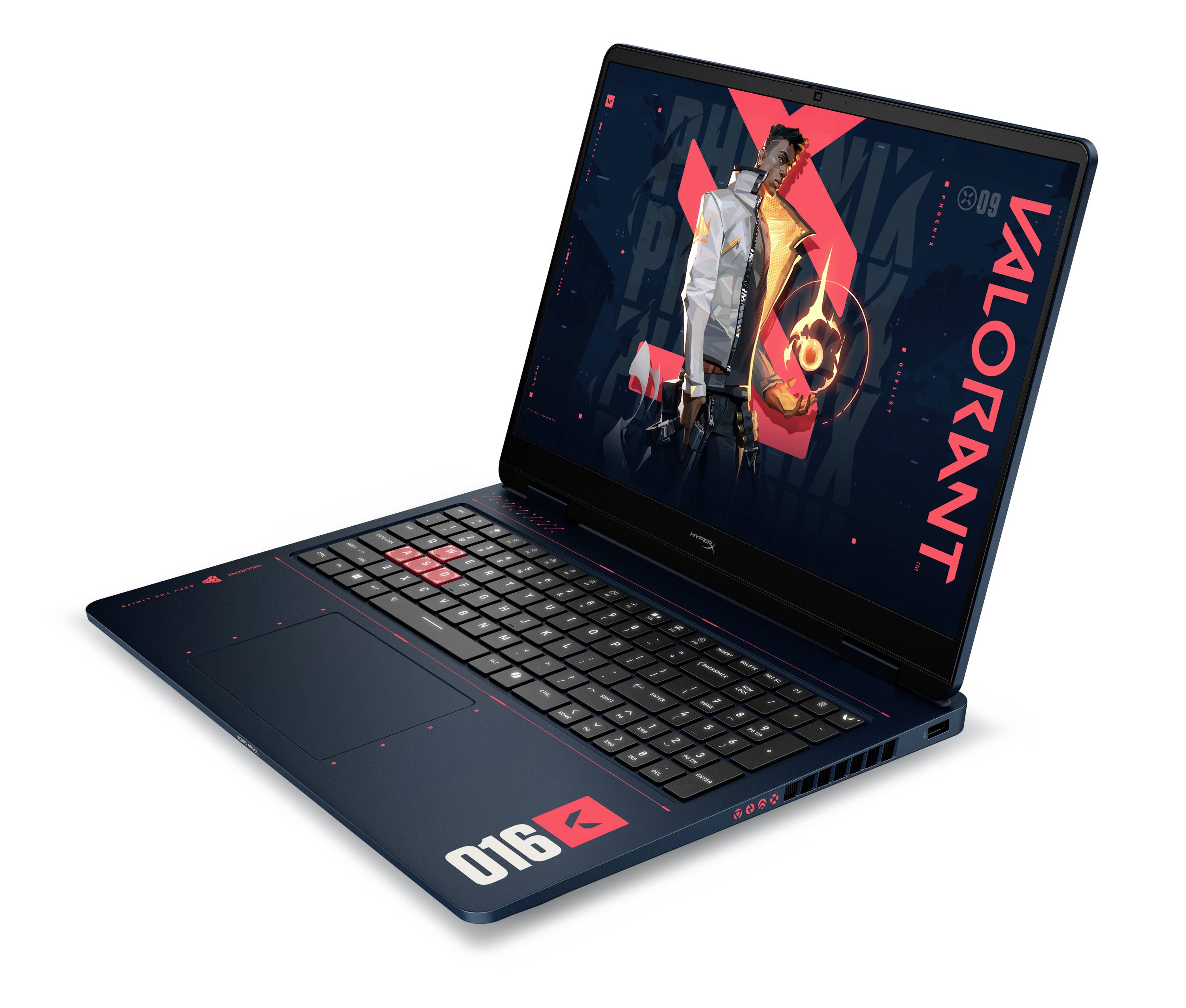 Schrägansicht eines blauen Gaming-Laptops mit "VALORANT" auf dem Bildschirm und einem "016"-Logo auf der Handablage.