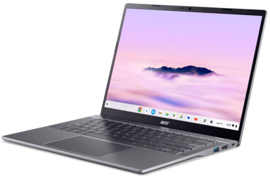 Silberner Acer-Laptop, offen auf weißem Hintergrund dargestellt, mit einer Pastellberg-Tapete auf dem Bildschirm.