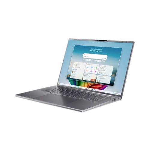 Silberner Laptop, offen auf weißem Hintergrund, zeigt einen Windows-ähnlichen Desktop und Widgets auf dem Bildschirm.