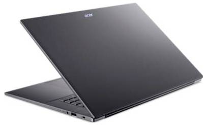 Geschlossener schwarzer Acer-Laptop, leicht angewinkelt auf weißem Hintergrund geöffnet.