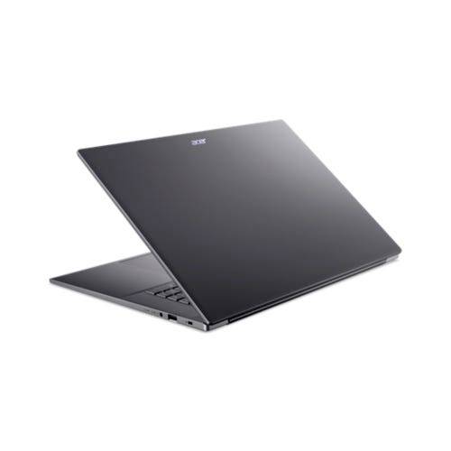 Ein geschlossener schwarzer Acer-Laptop, der in einem Winkel auf weißem Hintergrund gezeigt wird.