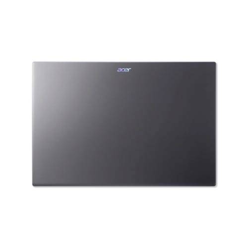 Zugeklappter dunkelgrauer Acer-Laptop von oben auf weißem Hintergrund.