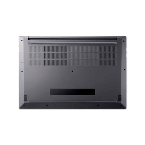 Unteransicht eines Laptops mit Lüftungsgittern, Schrauben und Akkufachdeckel auf einem einfachen weißen Hintergrund