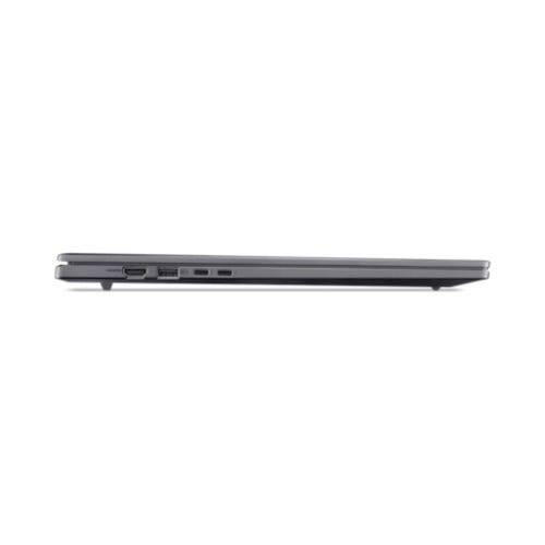 Seitenansicht eines geschlossenen silbernen Laptops mit schlankem Profil und Anschlüssen auf der linken Seite auf weißem Hintergrund.
