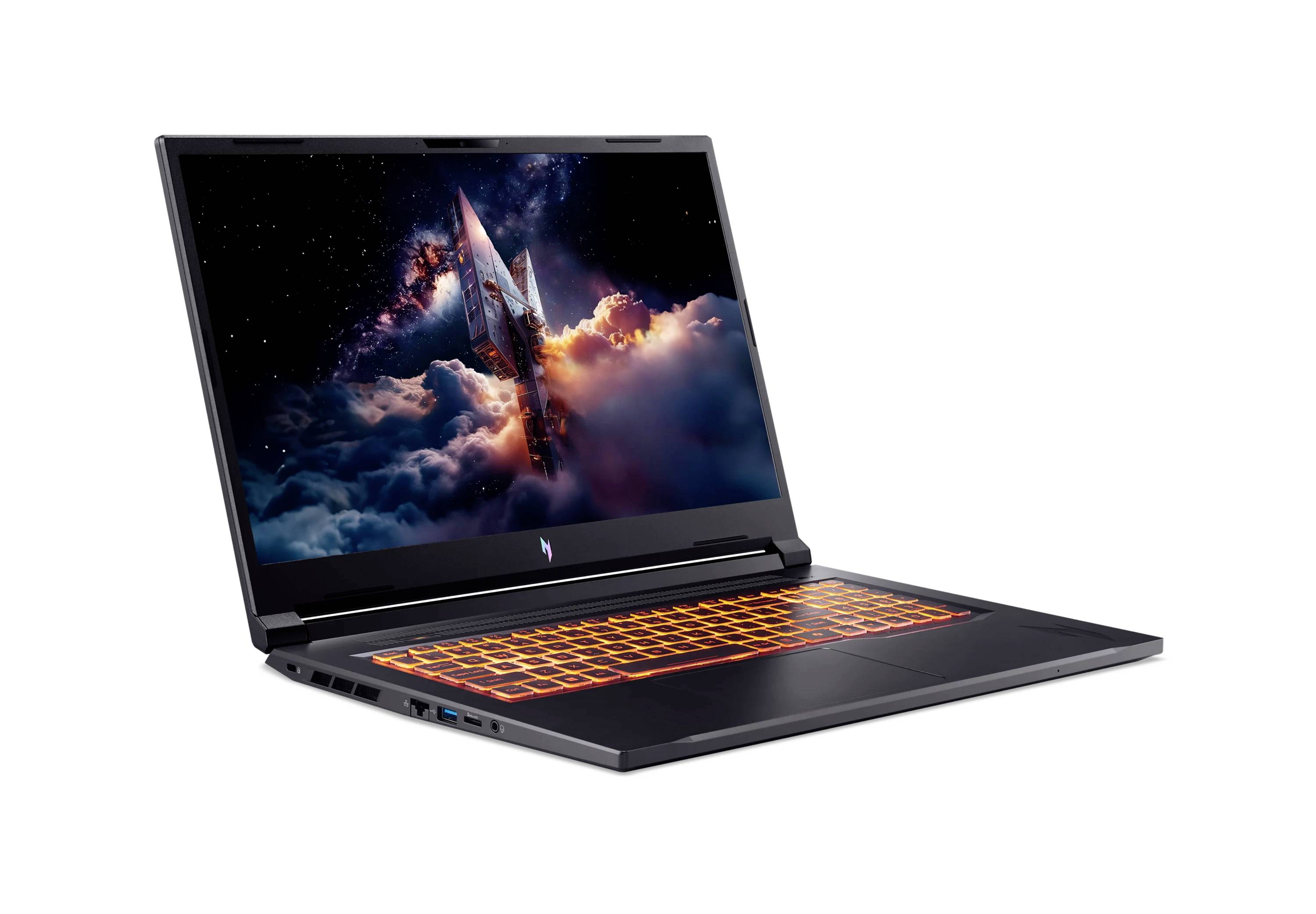 Laptop mit leuchtend orange hintergrundbeleuchteter Tastatur und Bildschirm, auf dem eine Rakete oder ein Raumschiff durch Wolken im Weltall startet.