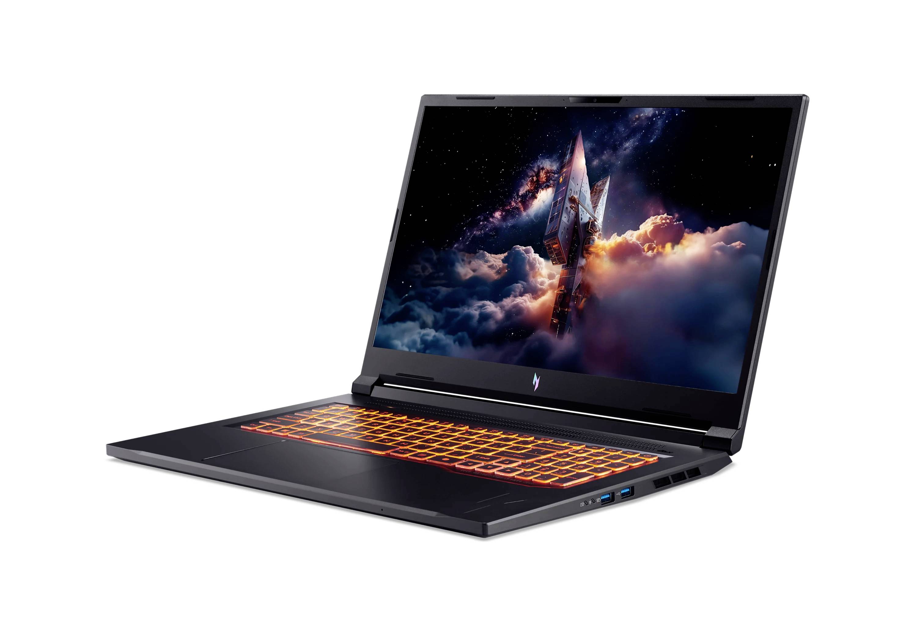 Offener Gaming-Laptop mit leuchtender Tastatur und einer rakettengestalteten Anzeige auf weißem Hintergrund.