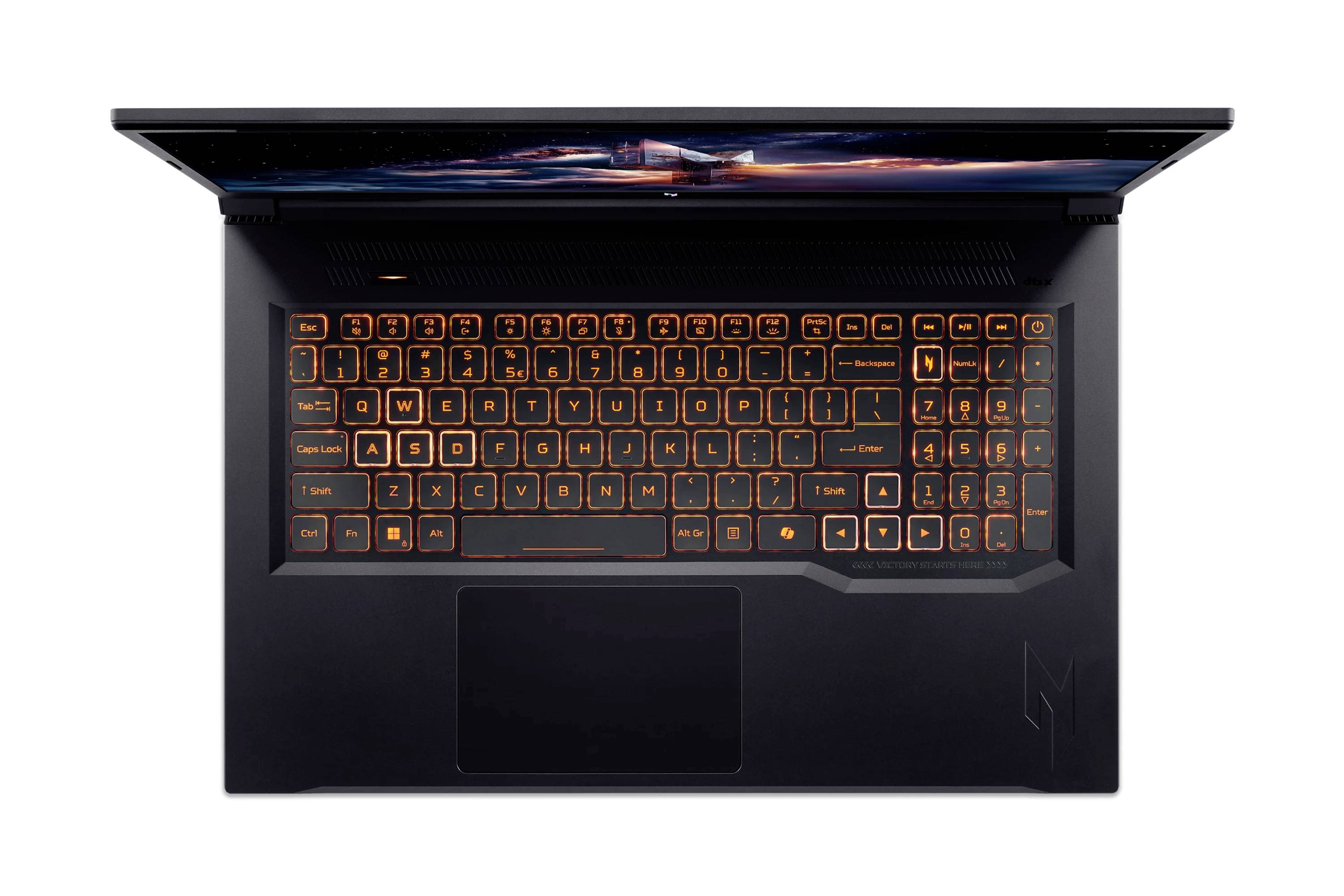 Gaming-Laptop von oben betrachtet, mit orange-hinterleuchter Tastatur, großem Touchpad und teilweise geöffnetem Bildschirm.