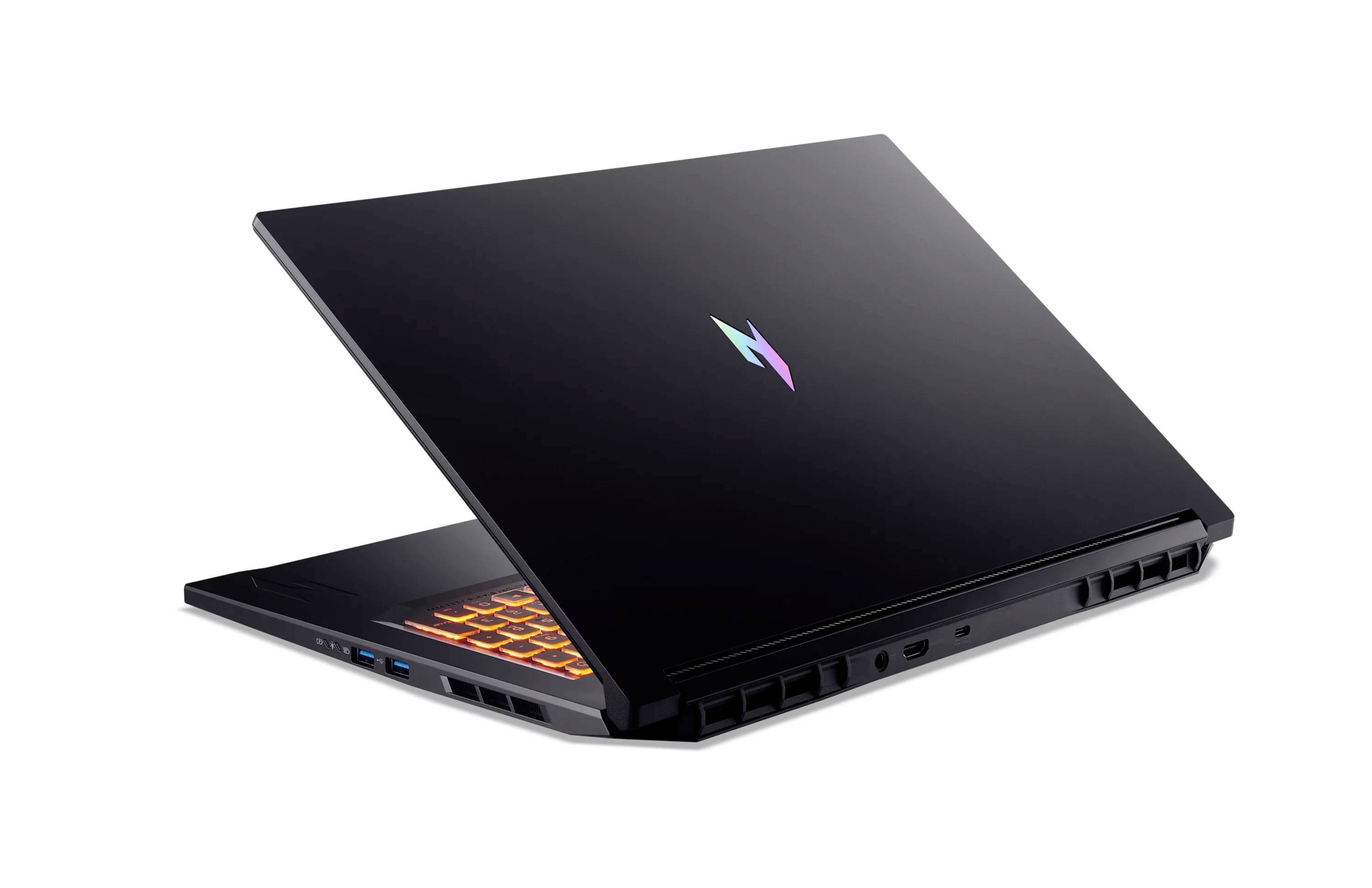 Zwei offene schwarze Gaming-Laptops in einem Winkel dargestellt, einer mit einer orangefarbig beleuchteten Tastatur und der andere geschlossen, vor weißem Hintergrund.