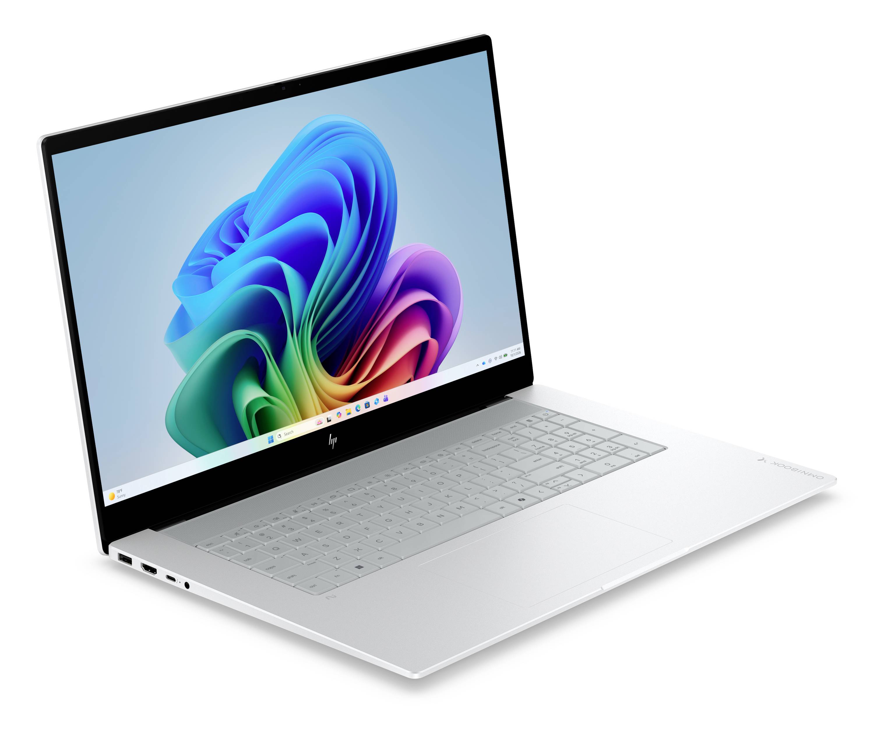 Silberner HP-Laptop in einem Winkel geöffnet, zeigt ein farbenfrohes abstraktes Windows-Hintergrundbild auf dem Bildschirm.