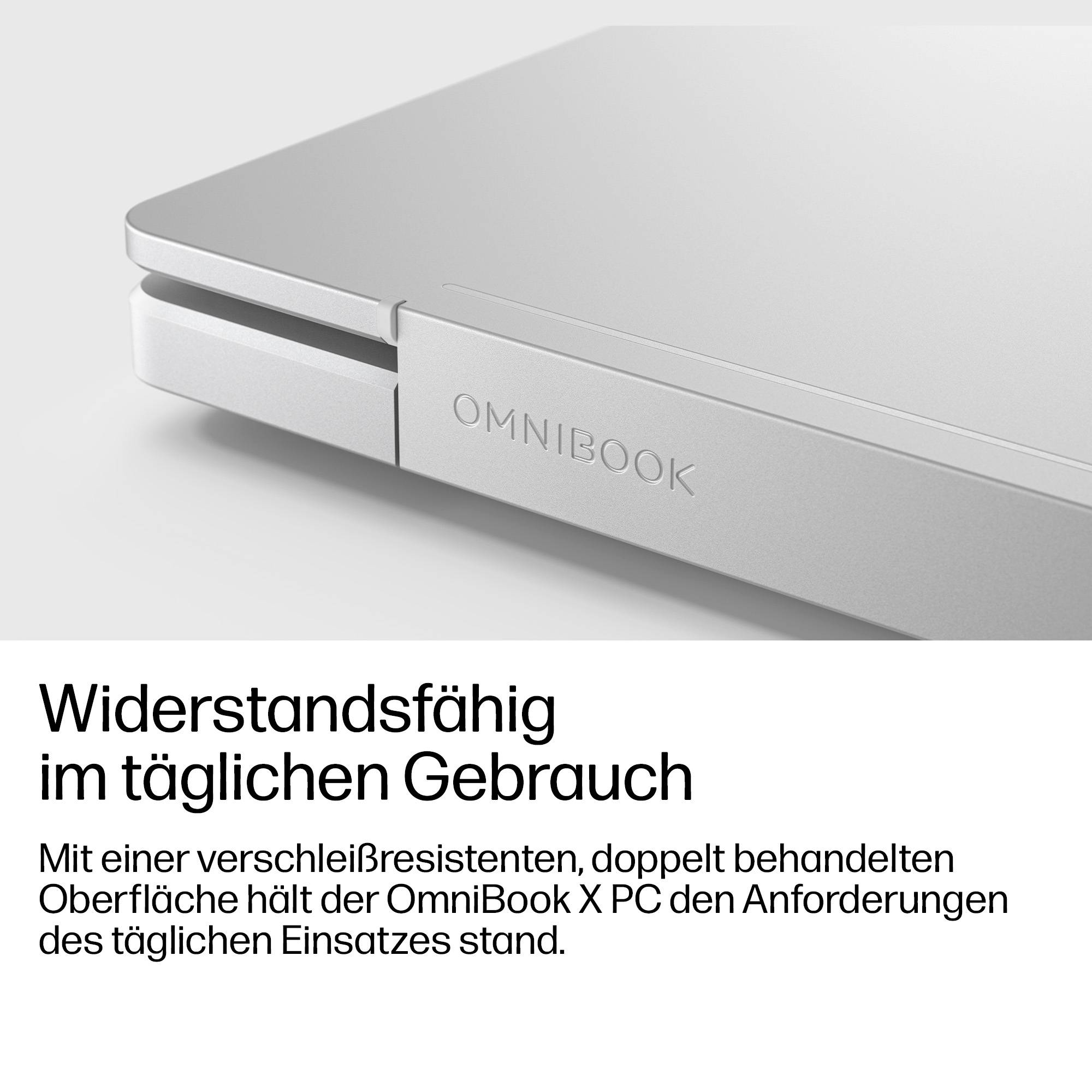 Nahaufnahme eines silbernen OmniBook X PC-Laptops, der seine robuste, verschleißfeste Oberfläche hervorhebt; deutscher Text besagt, dass er tägliche Nutzung standhält.