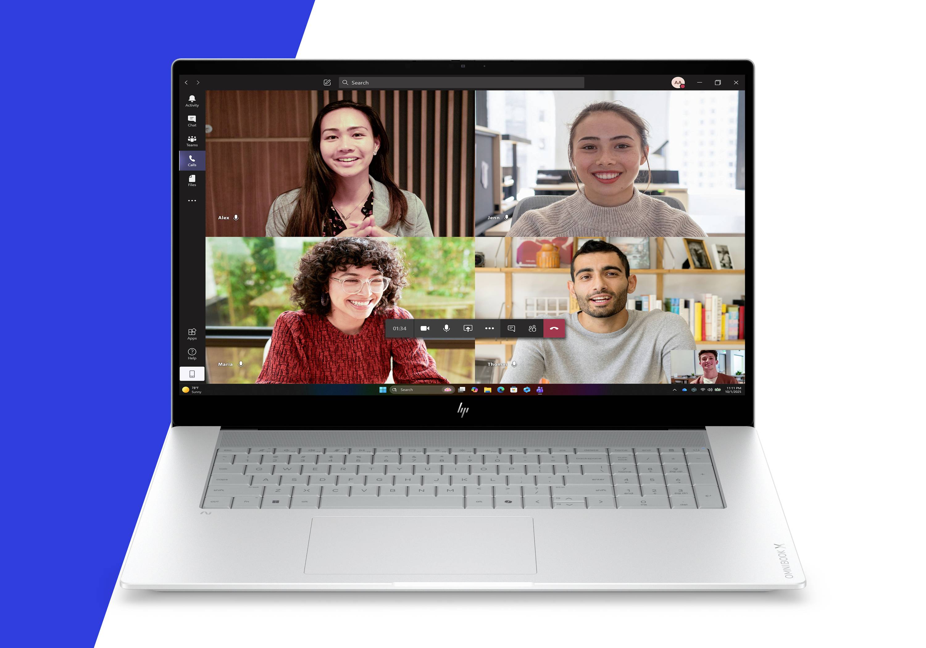 Silberner Laptop, der einen Vier-Personen-Videoanruf in einer Konferenz-App zeigt, mit Teilnehmern in einem 2x2-Raster auf dem Bildschirm.