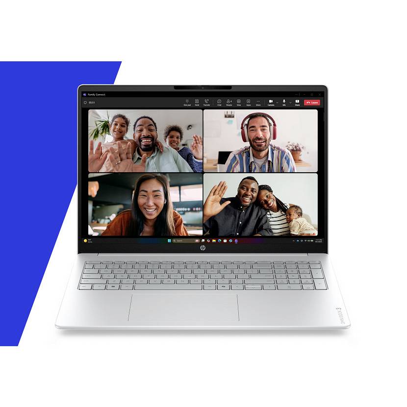 Silberner Laptop, auf dem ein Vier-Personen-Videoanrufraster angezeigt wird, mit Teilnehmern, die lächeln und winken, auf weißem Hintergrund mit blauer Akzentform.