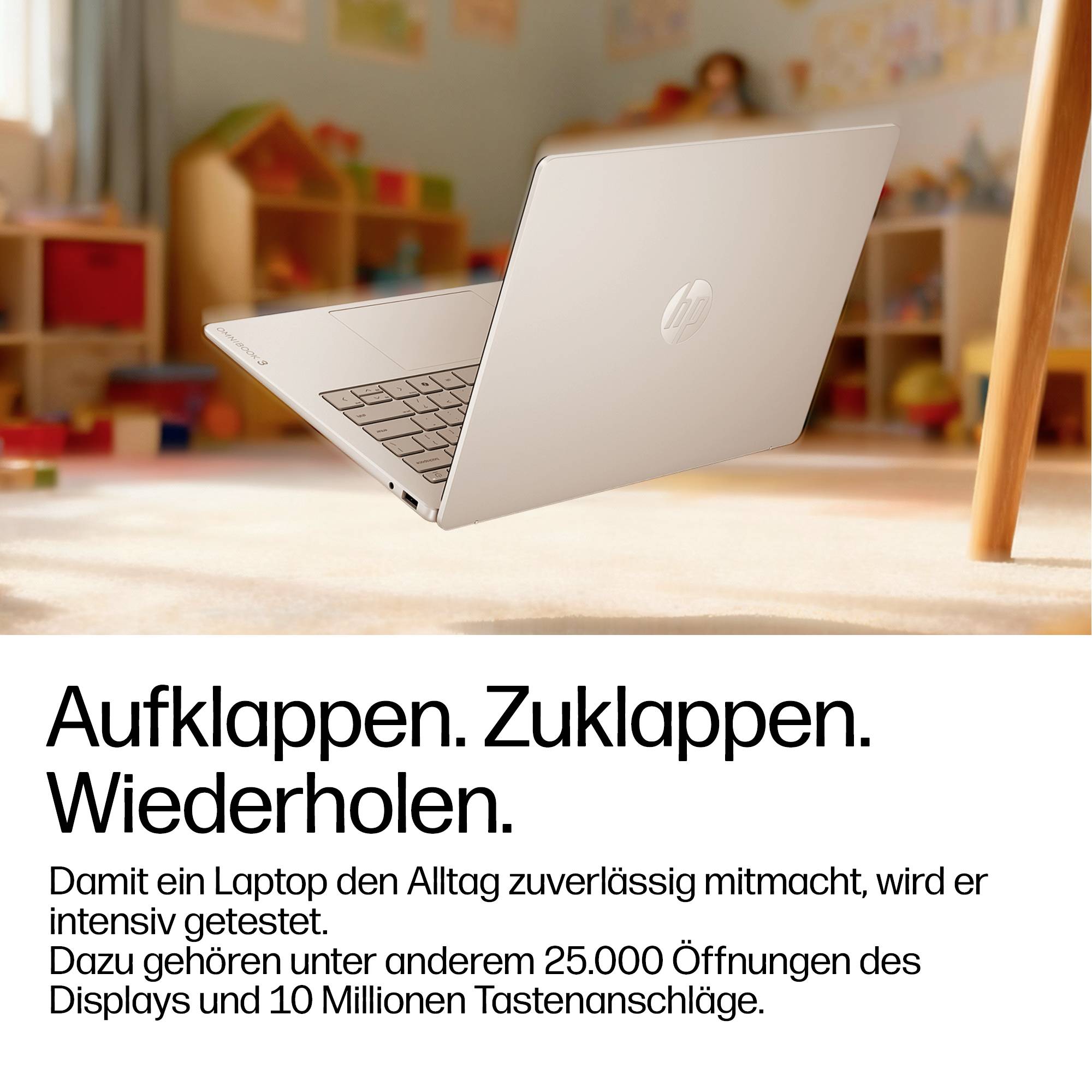 Werbebild eines teilweise geöffneten Laptops in einem Raum, mit deutschem Text: „Aufklappen. Zuklappen. Wiederholen." und Haltbarkeitsprüche über 25.000 Display-Öffnungen und 10 Millionen Tastaturanschläge.