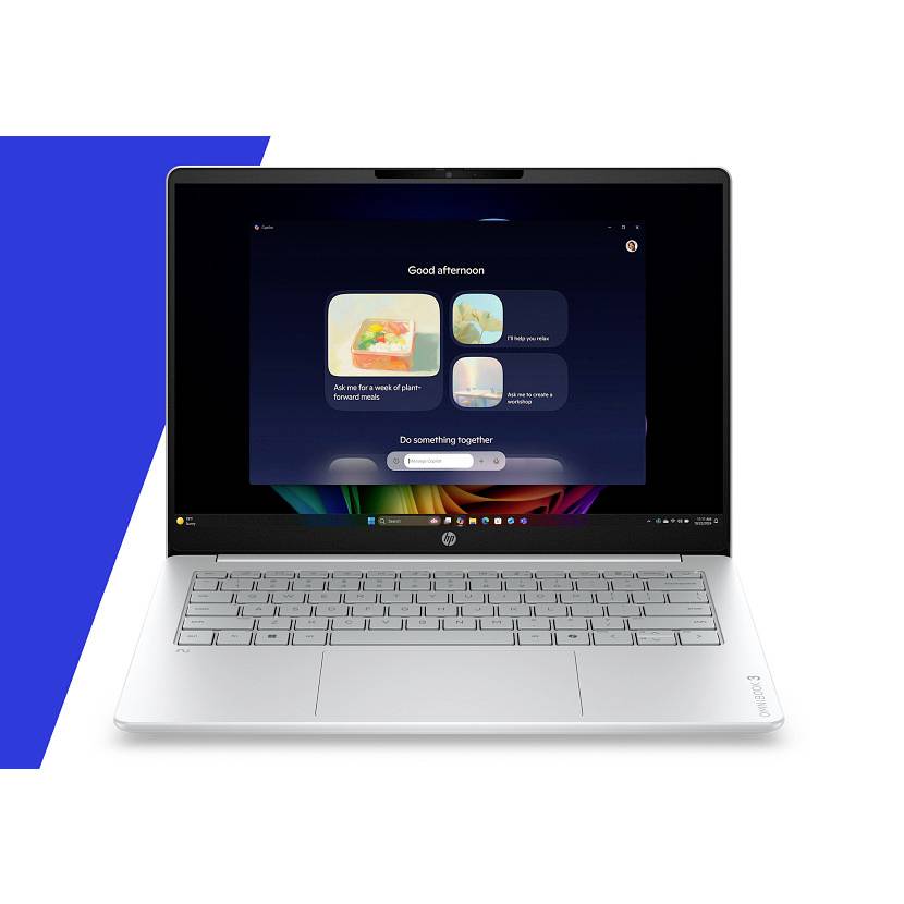 Silberner Laptop mit dunklem Startbildschirm, auf dem „Guten Nachmittag" und App-Kacheln angezeigt werden, zentriert auf weißem Hintergrund mit blauem Eckakzent.