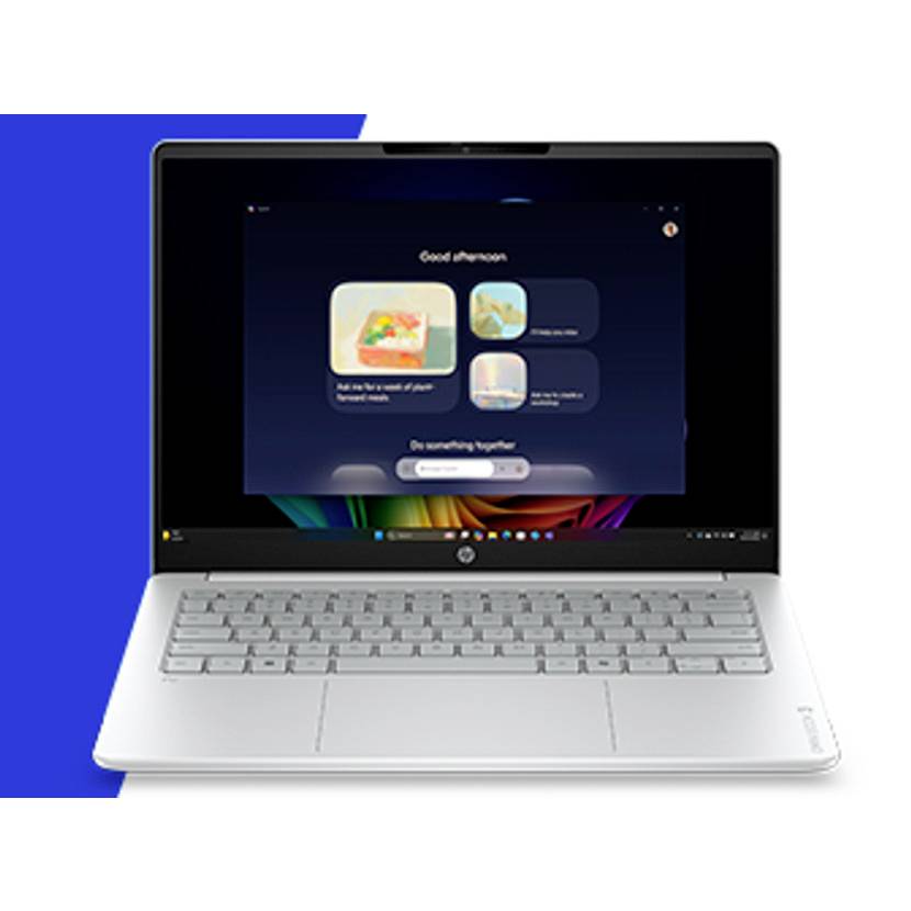 Silberner Laptop auf blau-weißem Hintergrund, zeigt einen dunklen Startbildschirm mit App-Kacheln und einer Suchleiste.