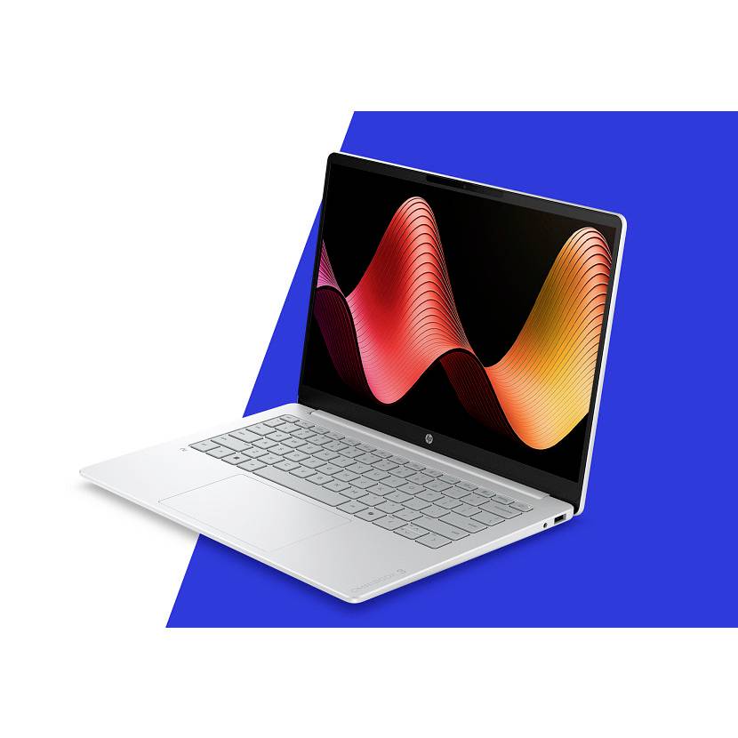 Silberner Laptop, der in einem Winkel geöffnet ist, mit farbenfrohem, wellenförmigem abstraktem Display auf blauem Hintergrund.