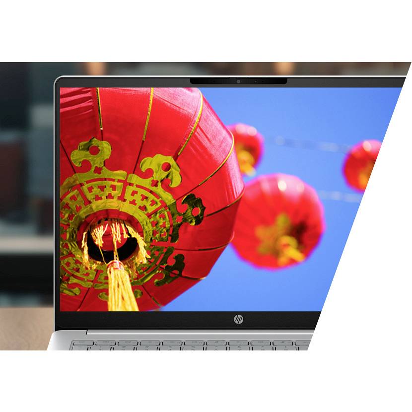 Laptop-Bildschirm zeigt eine rote chinesische Laterne vor blauem Himmel mit unscharfen Laternen im Hintergrund, was auf eine festliche Feier hindeutet.