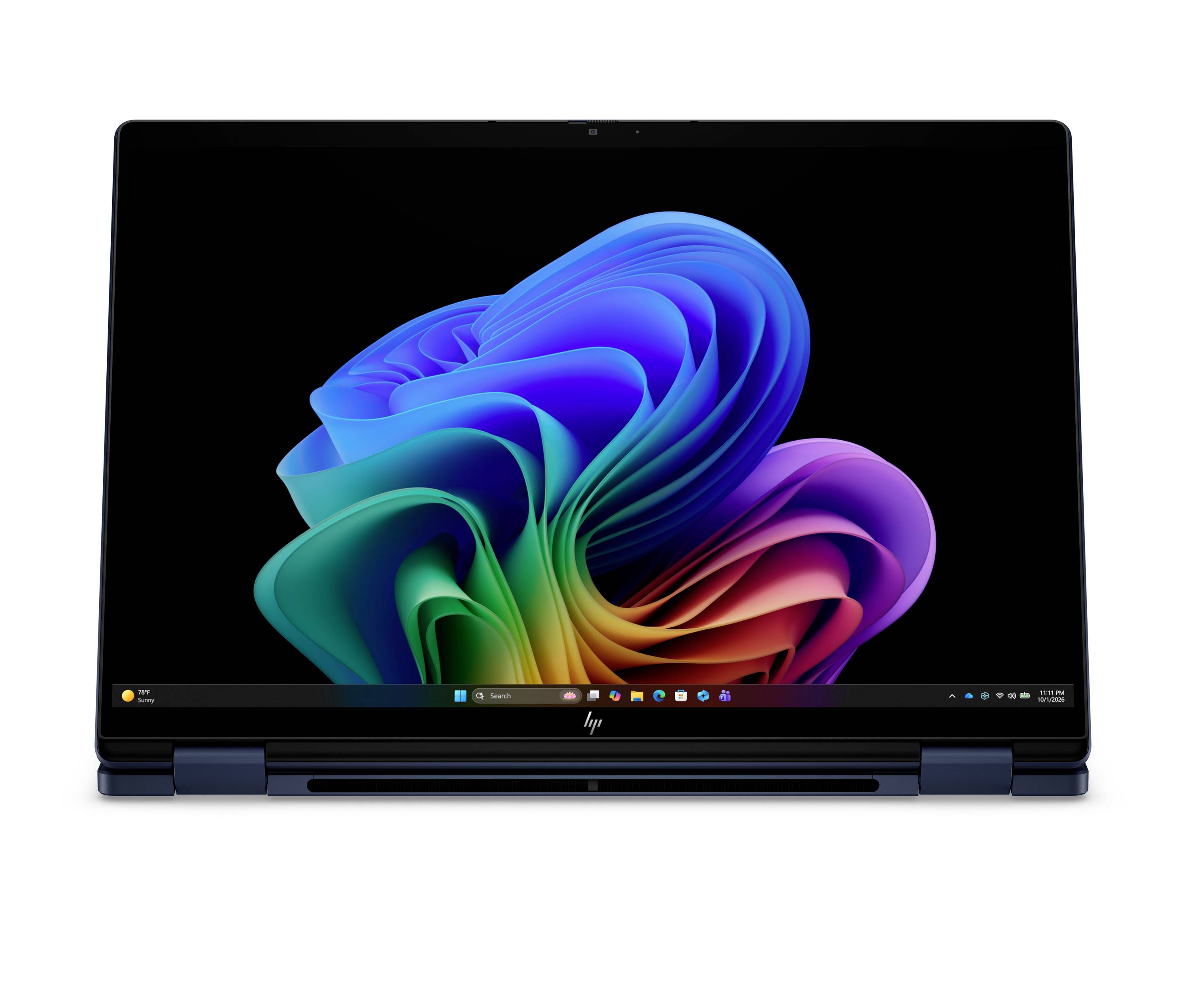 HP-Laptop mit einem farbenfrohen abstrakten Windows-ähnlichen Hintergrundbild auf einem schwarzen Bildschirm, von vorne gegen einen weißen Hintergrund gezeigt.