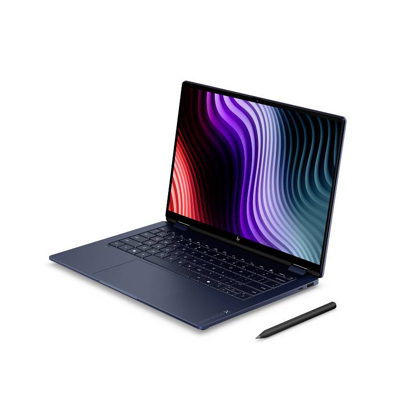 Offenes blaues Laptop mit farbenfrohem abstraktem wellenigem Display, gezeigt mit einem Stift auf weißem Hintergrund.