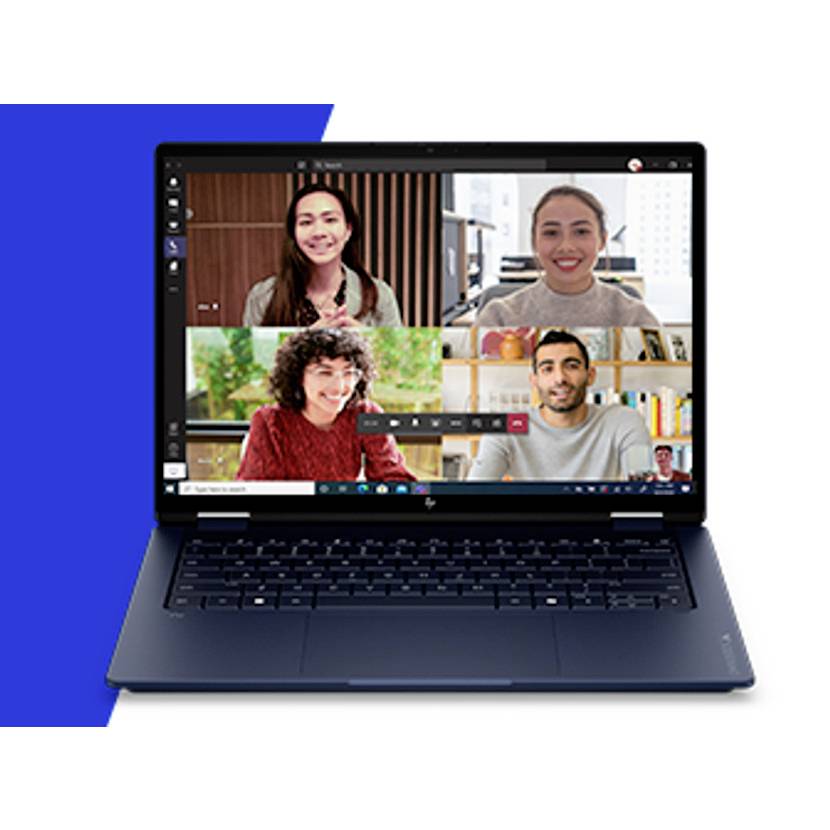 Laptop zeigt ein Vier-Personen-Videokonferenz-Gitter mit Teilnehmern, die in separaten Anruffenstern auf dem Bildschirm lächeln.