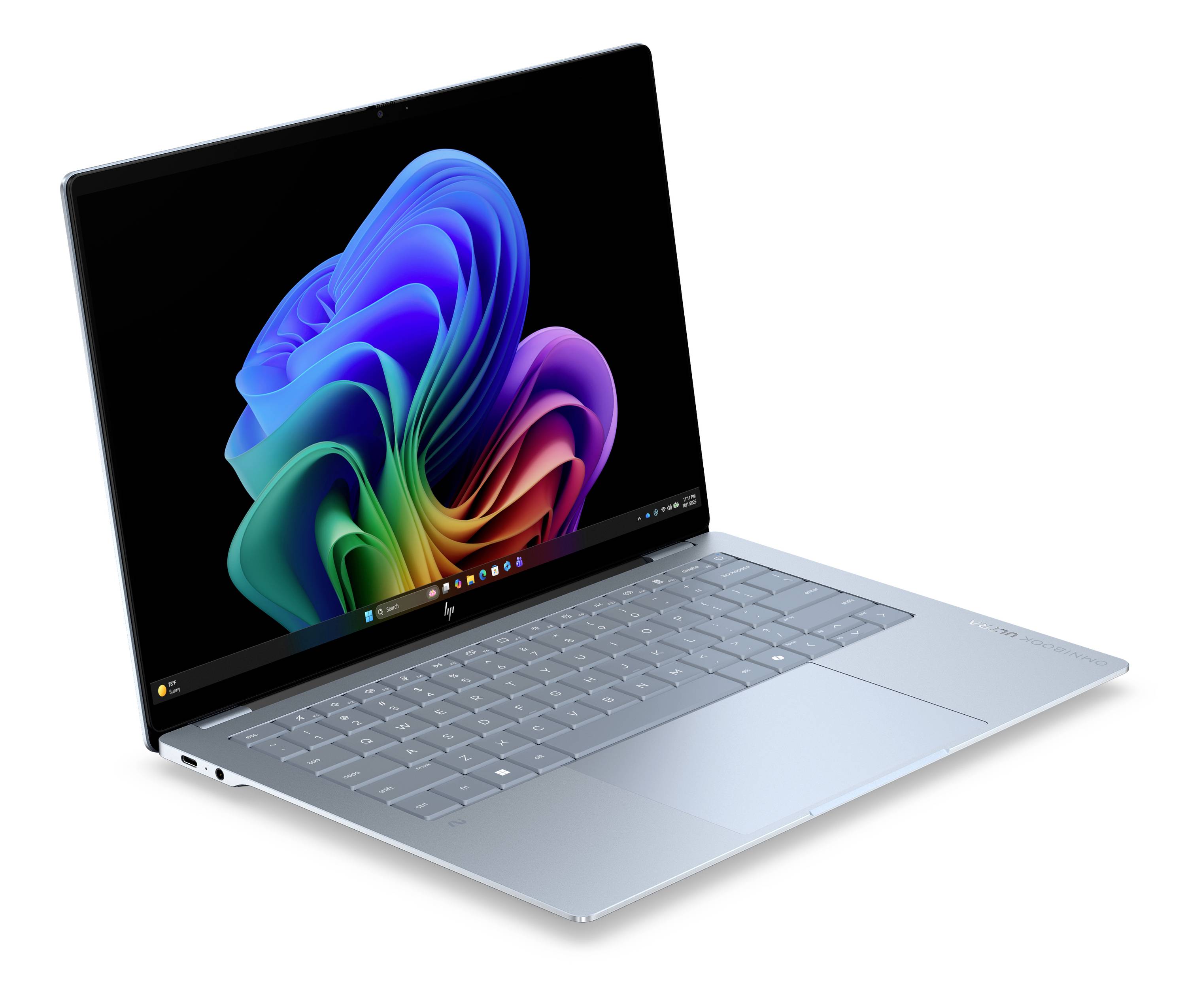 Silberner Laptop, der in einem Winkel geöffnet ist und auf dem Bildschirm eine farbenfrohe abstrakte blumenähnliche Tapete gegen einen weißen Hintergrund zeigt.
