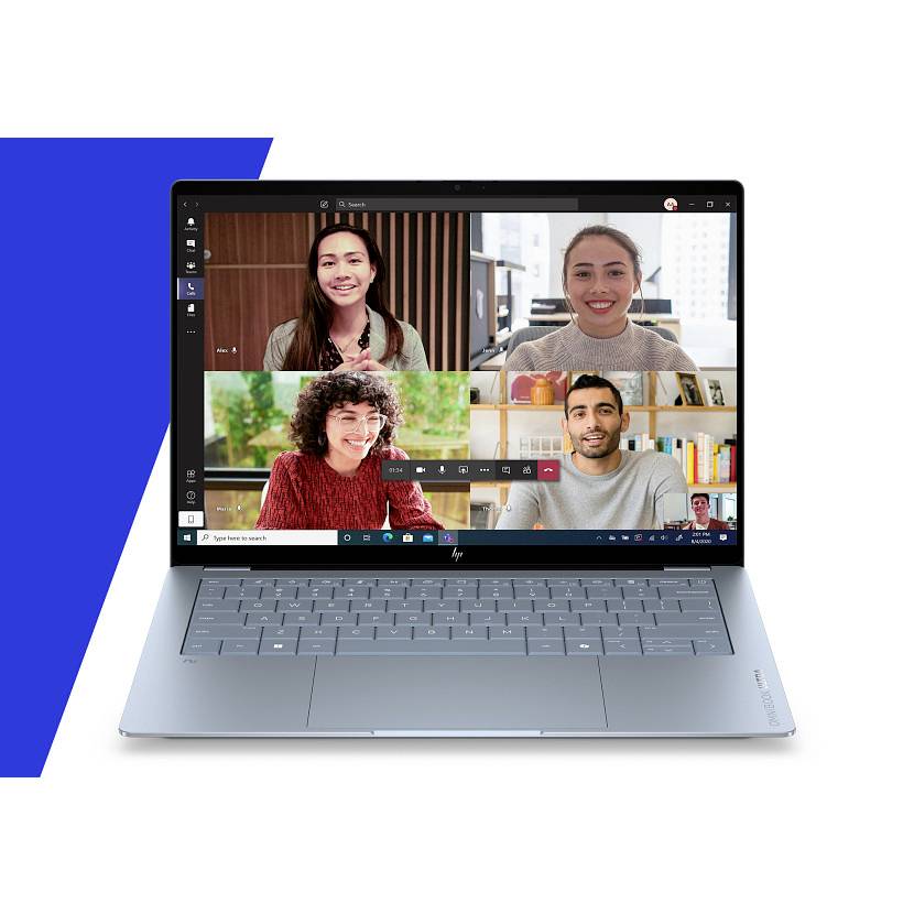 Ein Laptop zeigt eine Videokonferenz mit vier Personen in einem Rasterlayout an, mit den Anrufsteuerelementen sichtbar auf dem Bildschirm.