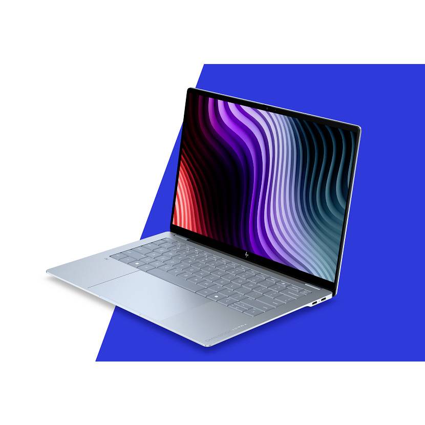 Ein silberner Laptop mit einem farbenfrohen abstrakten Wellendisplay, angewinkelt auf einem blauen geometrischen Hintergrund dargestellt.