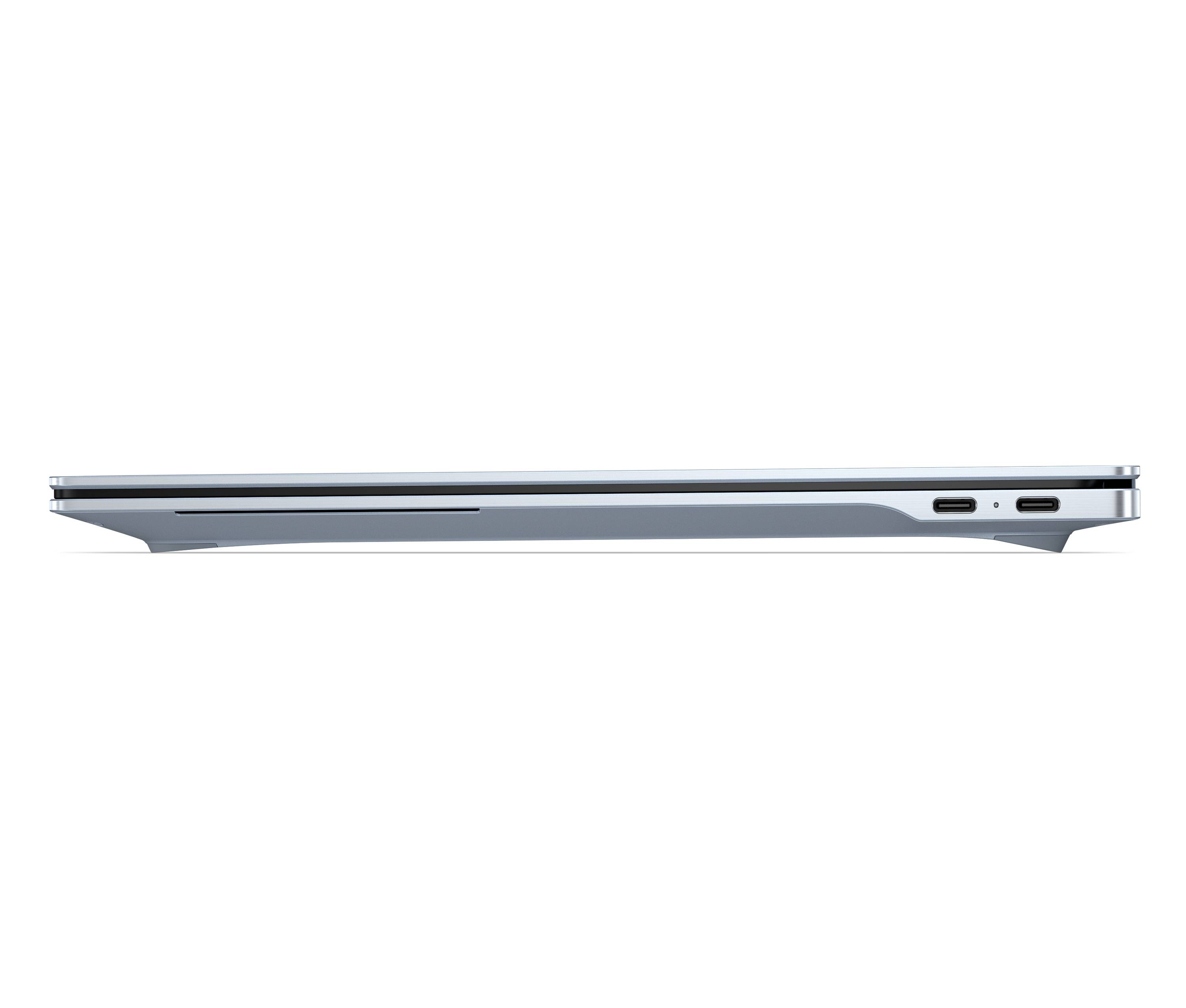 Seitenansicht eines schlanken silbernen Laptops, die das dünne Profil und die Seitenschnittstellen auf weißem Hintergrund zeigt.