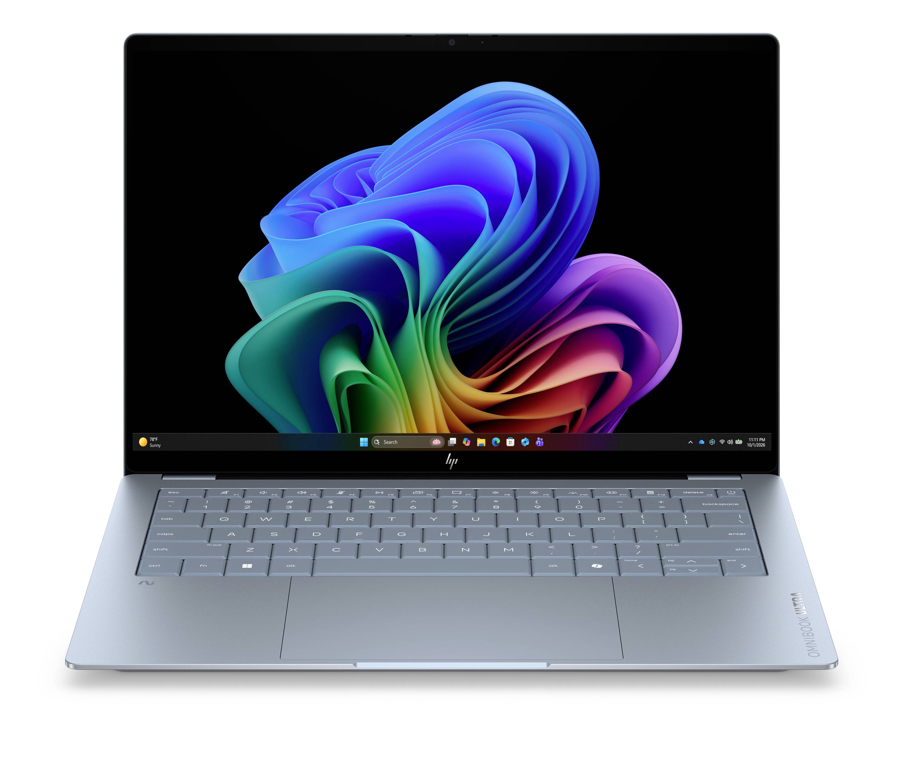 Silberner HP-Laptop, auf weißem Hintergrund geöffnet, zeigt ein buntes, abstraktes blumenähnliches Windows-Hintergrundbild auf dem Bildschirm.