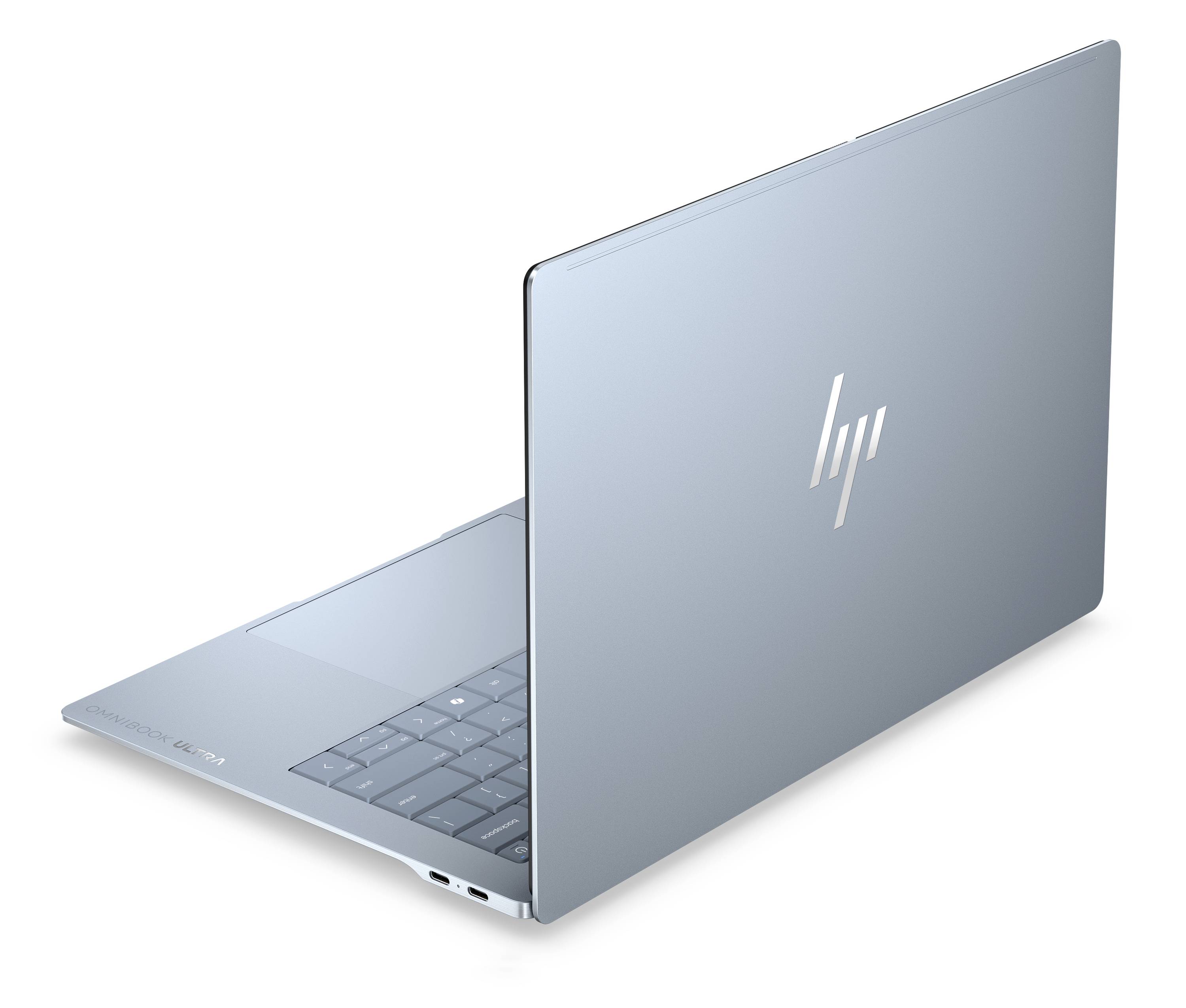 Silberner HP-Laptop, teilweise geschlossen gezeigt, im Winkel auf weißem Hintergrund angeordnet, mit sichtbarer Tastatur und HP-Logo auf dem Deckel.