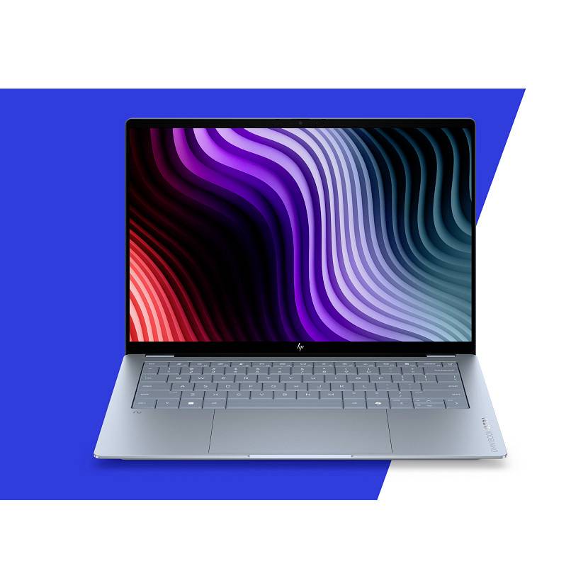 Silberner Laptop mit einem bunten abstrakten welligen Hintergrund auf dem Bildschirm, dargestellt vor einem blauen geometrischen Hintergrund.