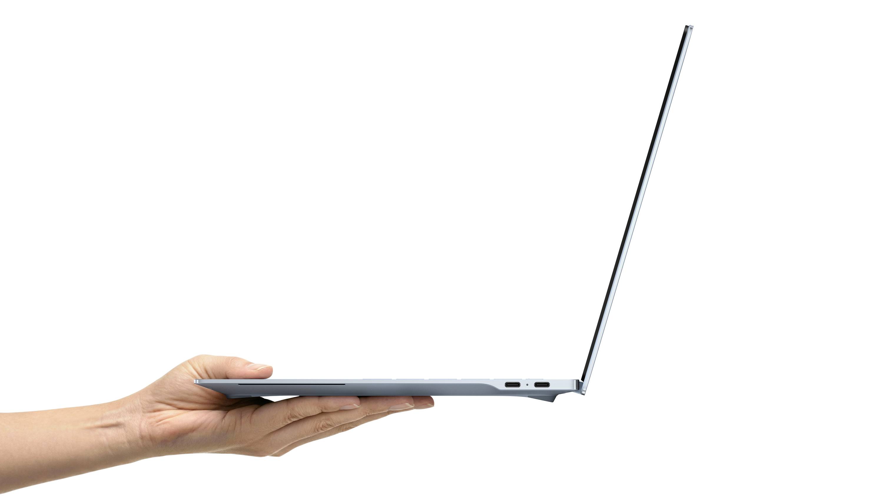 Eine Hand hält einen dünnen Laptop horizontal, gezeigt in einer Seitenansicht mit dem aufgeklappten Bildschirm.