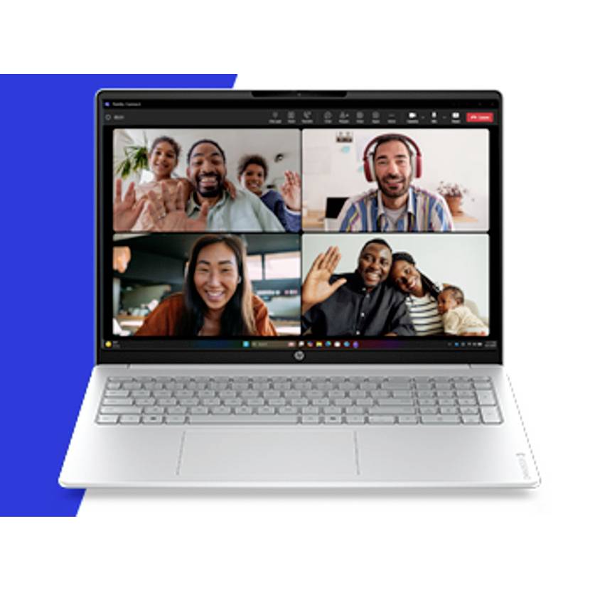 Laptop zeigt einen Videoanruf mit vier Teilnehmern in separaten Kacheln an, zwei winken, was auf ein Online-Gruppenmeeting hindeutet.