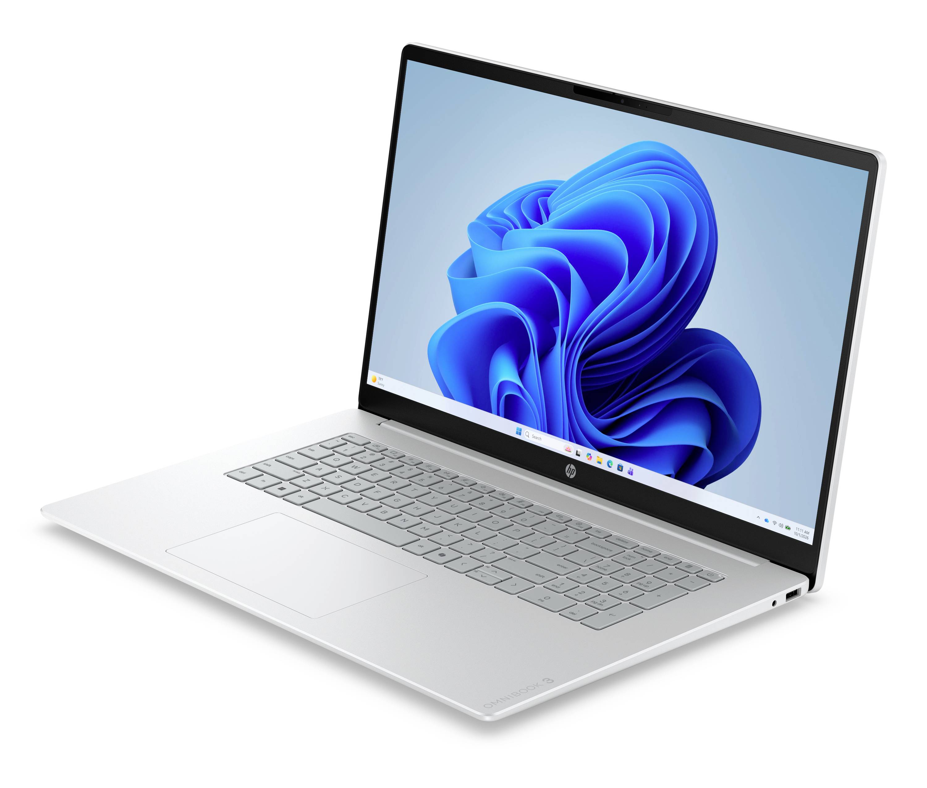 Silberner Laptop in einem Winkel geöffnet, zeigt eine Windows 11 blaue Wirbel-Tapete auf dem Bildschirm und eine sichtbare Tastatur auf weißem Hintergrund.