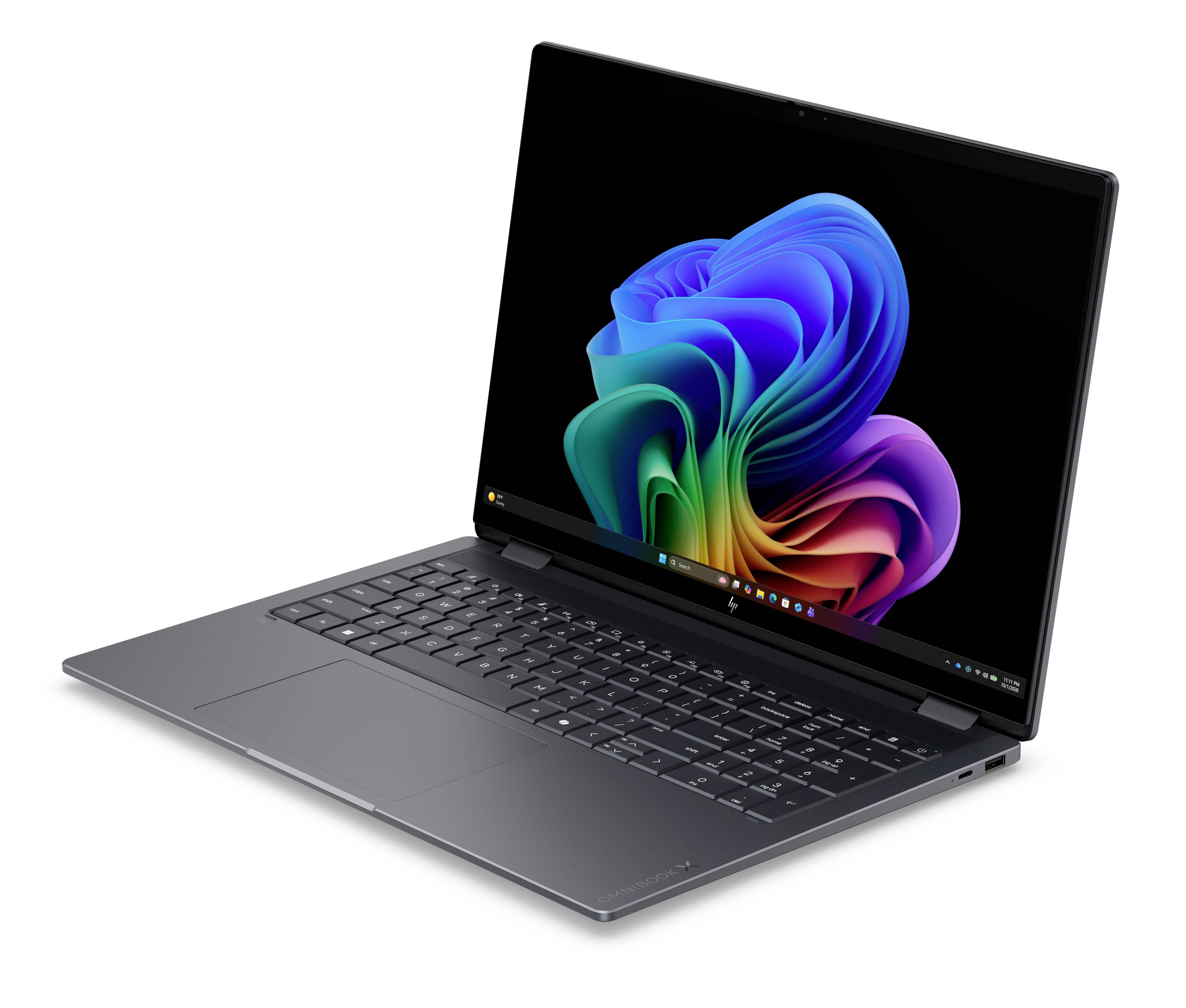 Aufgeklappter Laptop-Computer im Winkel auf weißem Hintergrund, auf dem Bildschirm ein farbenfrohe abstrakte Windows-ähnliche Tapete angezeigt.
