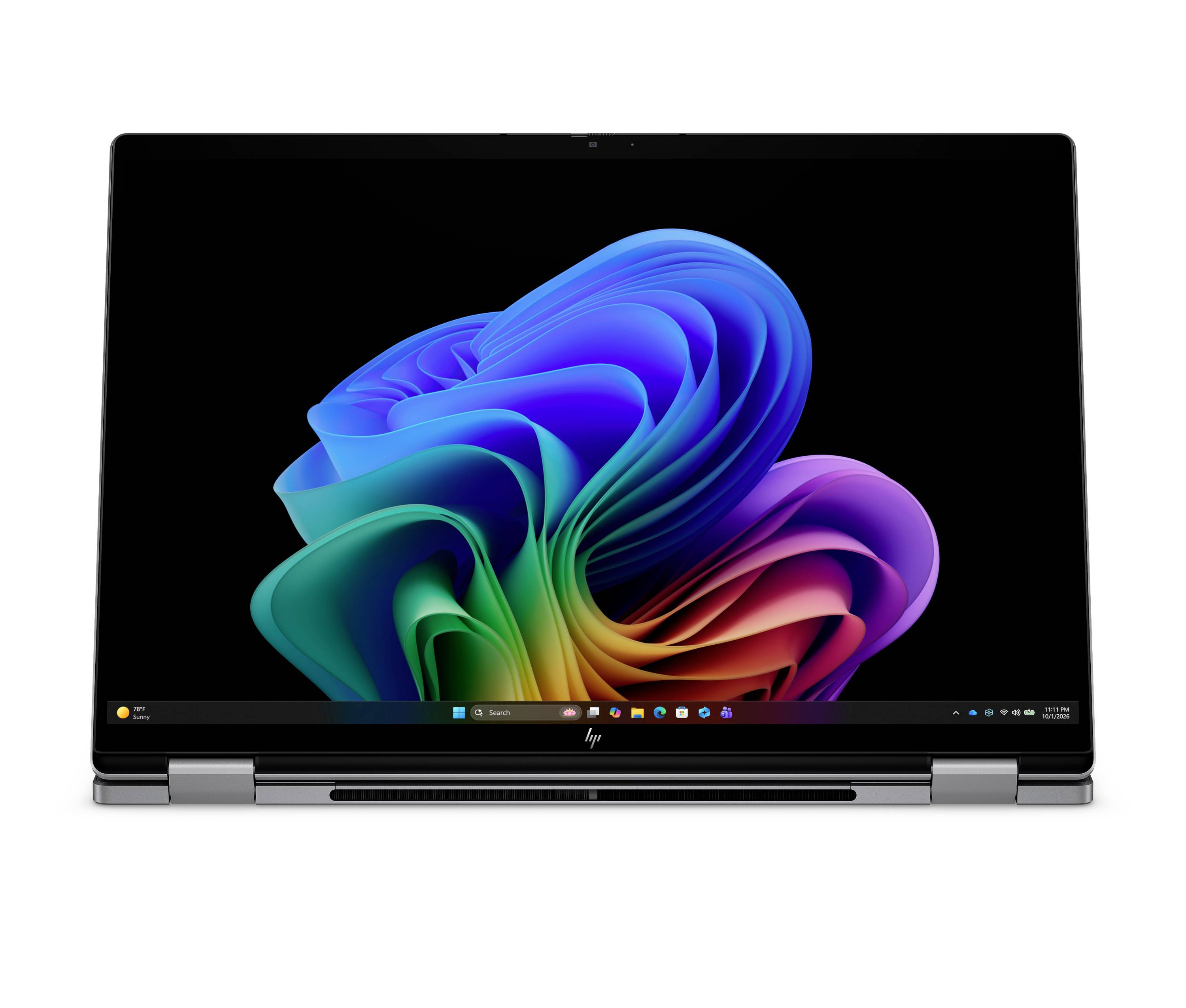 HP-Laptop mit Windows 11-Hintergrundbild, das auf dem Bildschirm angezeigt wird, frontal gegen einen weißen Hintergrund gezeigt.