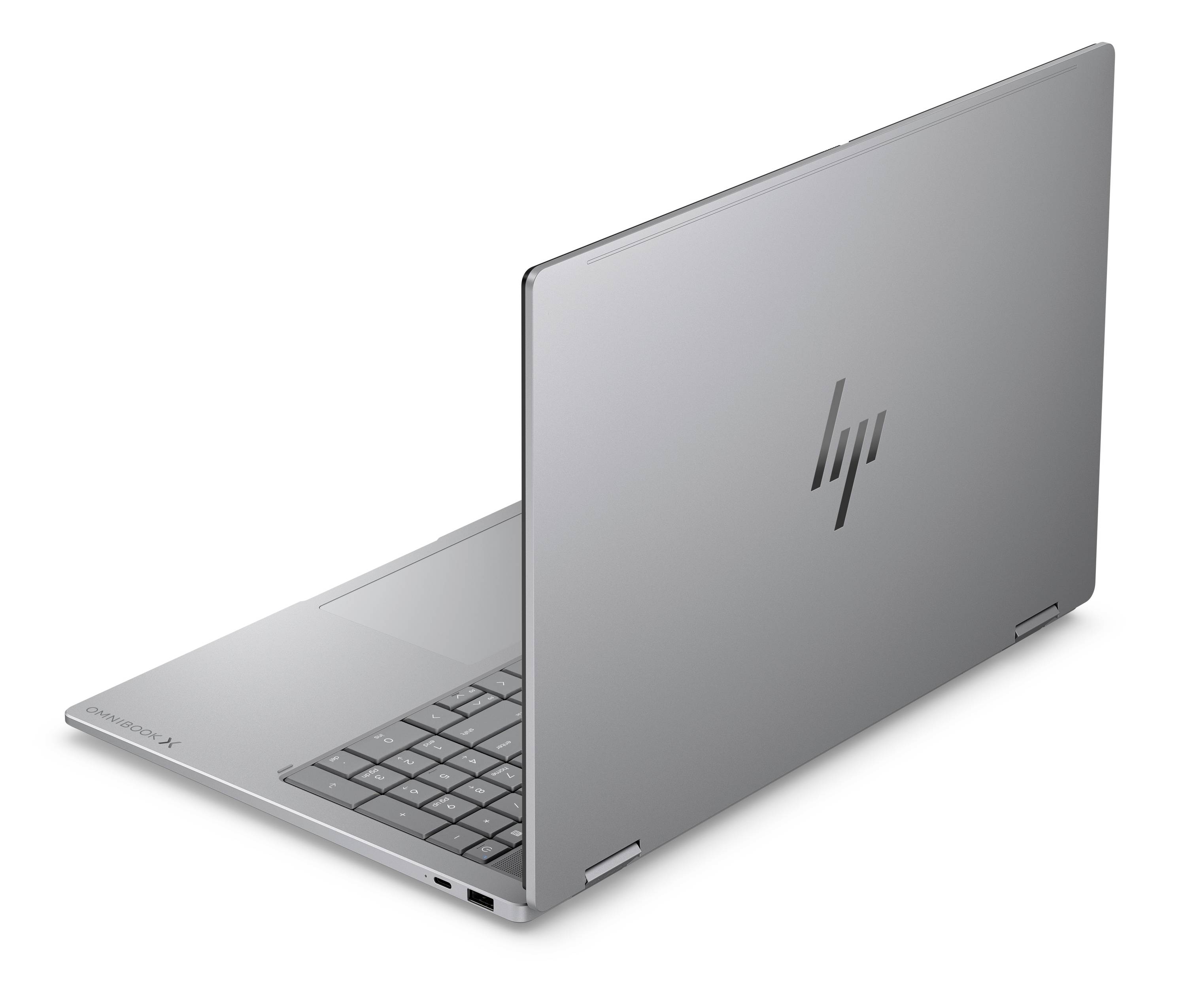 Silberner HP-Laptop in Seitenansicht teilweise geöffnet, mit sichtbarer Tastatur und HP-Logo auf der Rückseite des Displays.