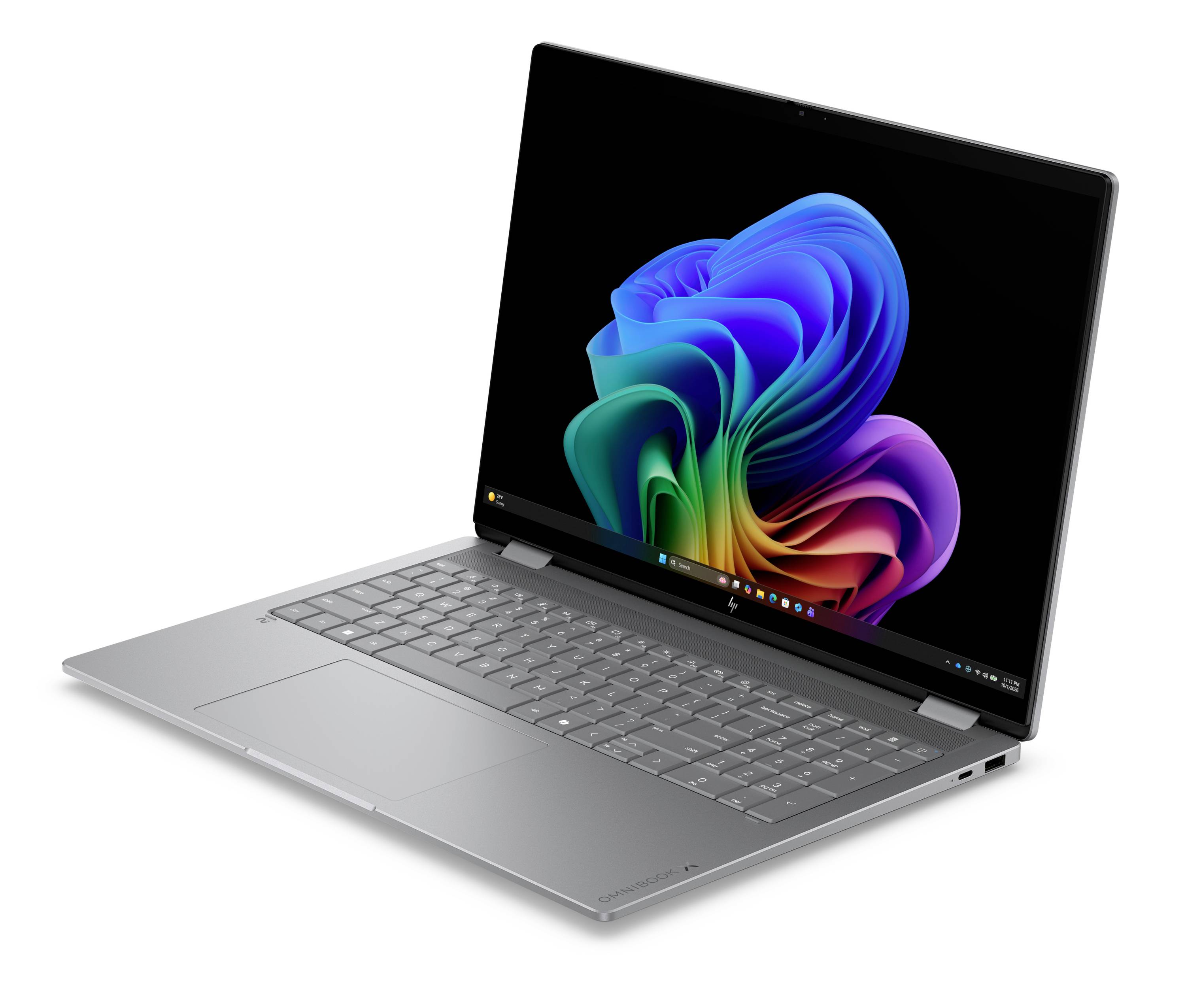 Silberner Laptop in einem Winkel geöffnet, zeigt eine bunte abstrakte Windows-ähnliche Tapete auf dem Bildschirm.