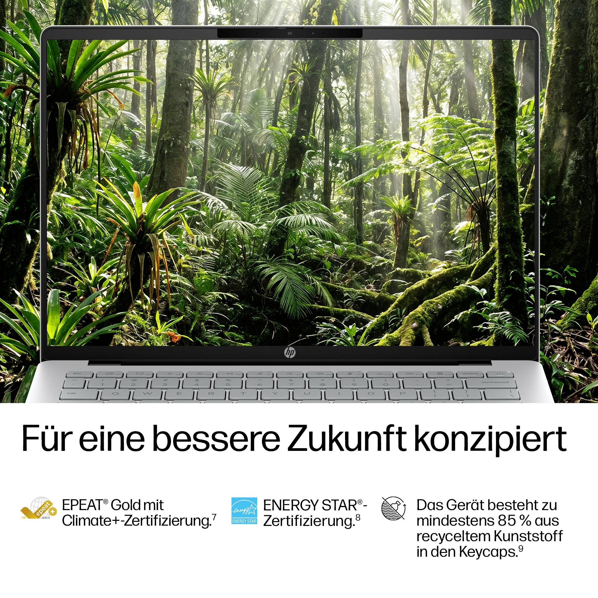 # Laptop mit üppiger Waldszene und deutschem TextEin Laptop zeigt eine üppige Waldszene an, über der deutscher Text steht, der besagt: "Für eine bessere Zukunft konzipiert" und Umweltzertifizierungsansprüche.