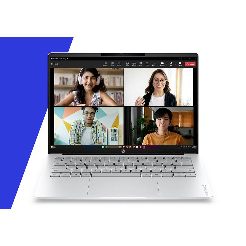 Silberner Laptop mit einem Vier-Personen-Videokonferenz-Gitter auf dem Bildschirm, mit Teilnehmern in separaten Webcam-Fenstern.