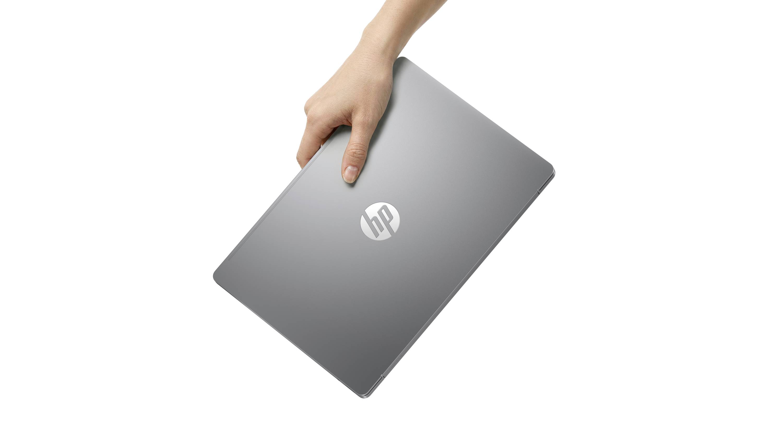Hand hält einen geschlossenen silbernen HP-Laptop gegen einen weißen Hintergrund.