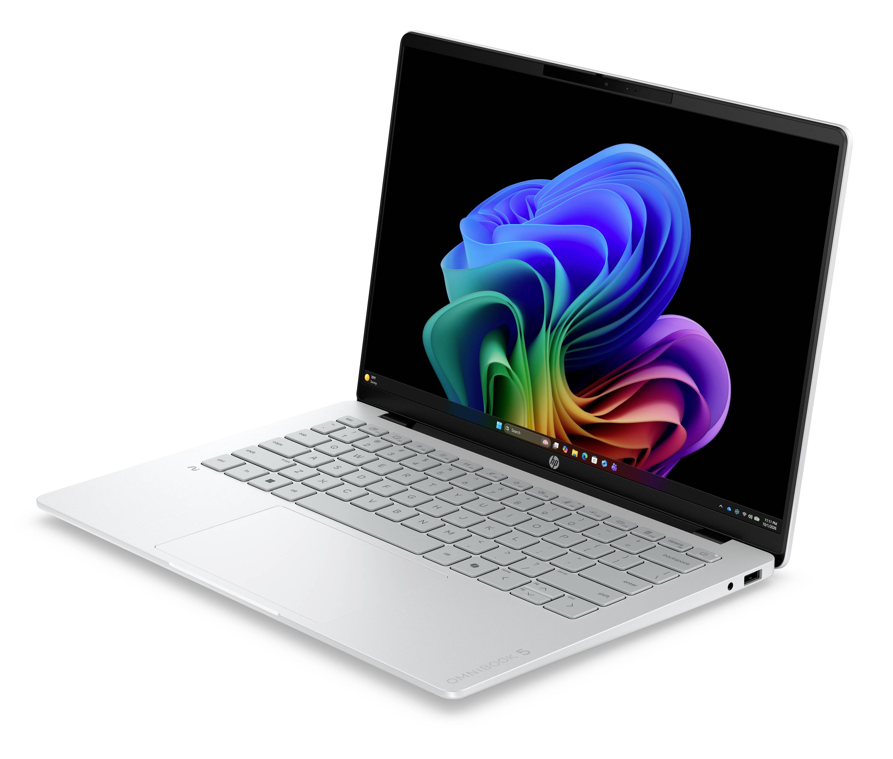Silberner HP-Laptop, offen auf weißem Hintergrund, zeigt ein farbenfrohe abstrakte Windows-ähnliche Tapete auf dem Bildschirm.