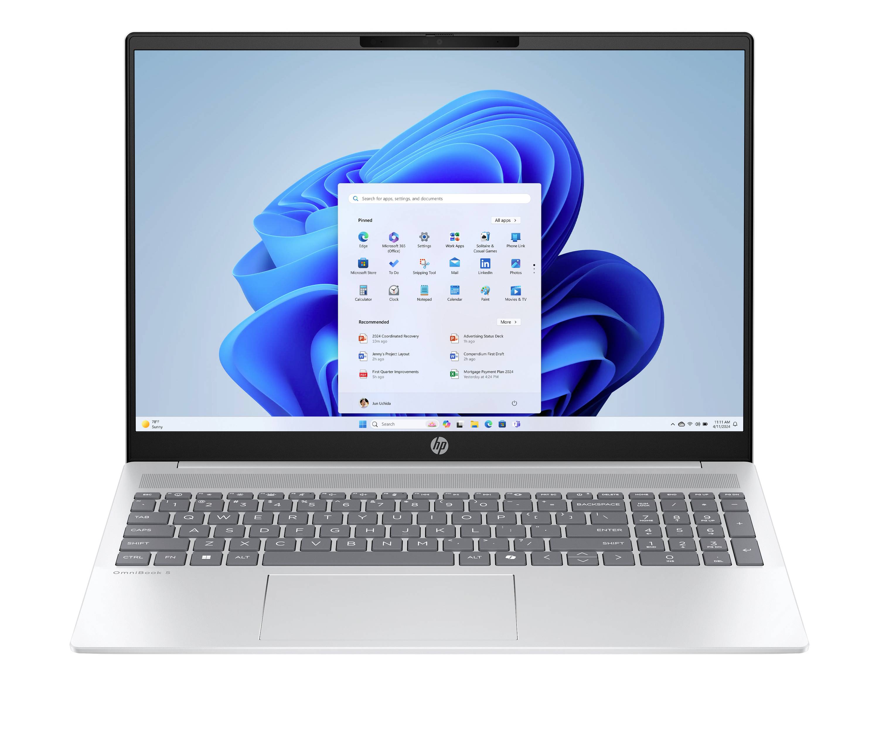 Silber-Laptop von HP mit Windows 11 Desktop und geöffnetem Startmenü auf dem Bildschirm.