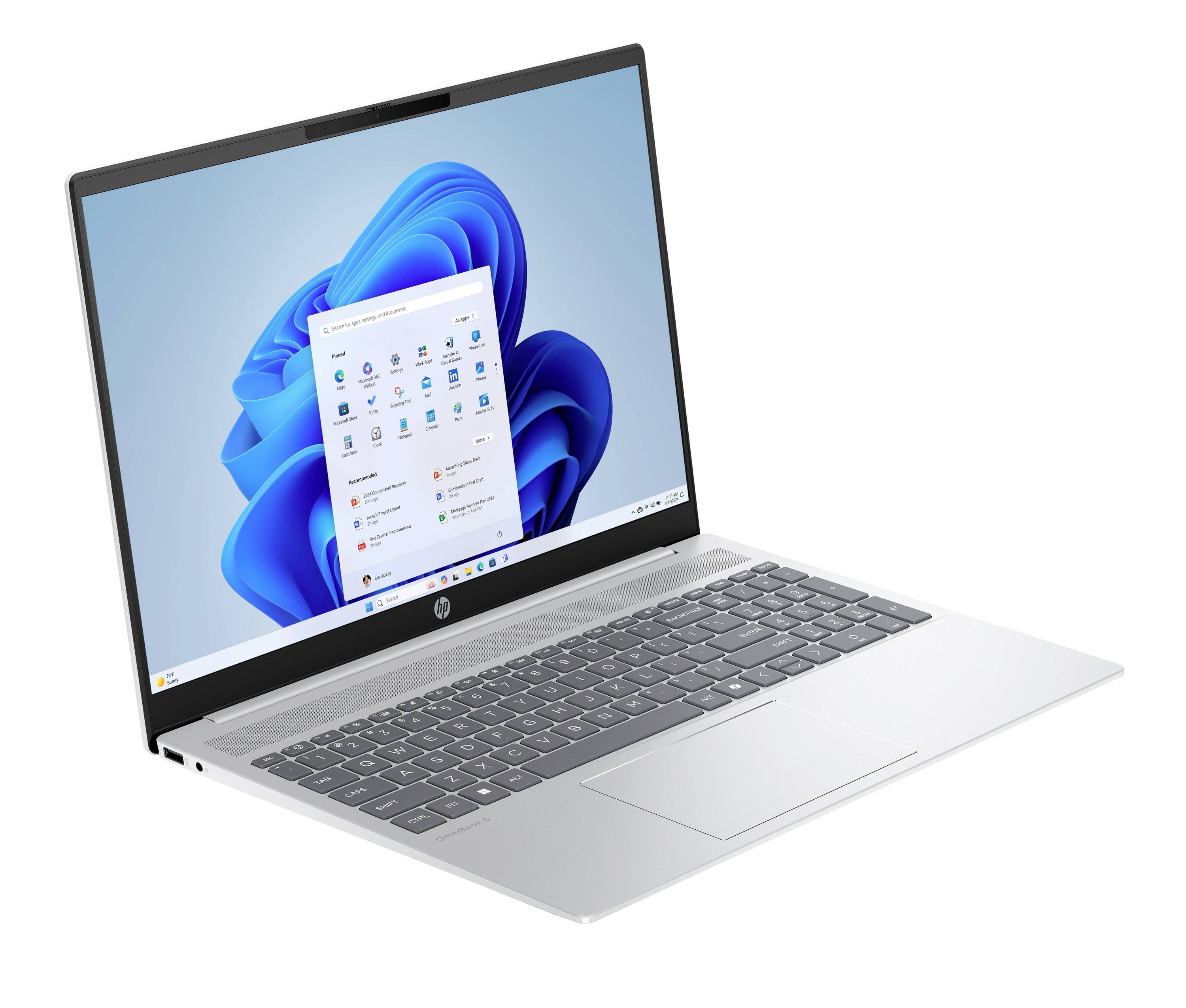 Silberner HP-Laptop im aufgeklappten Zustand, zeigt den Windows 11-Desktop und das Startmenü auf weißem Hintergrund.